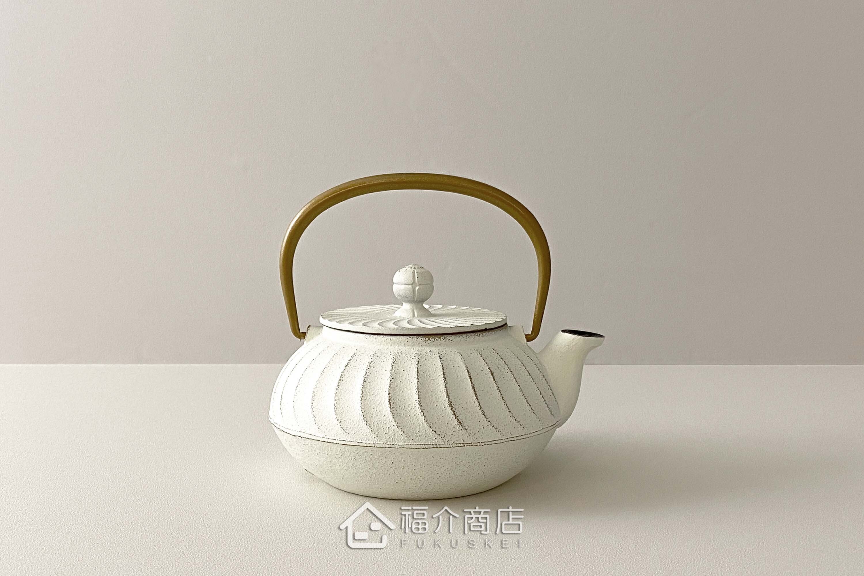 泡茶用的白色鐵壺