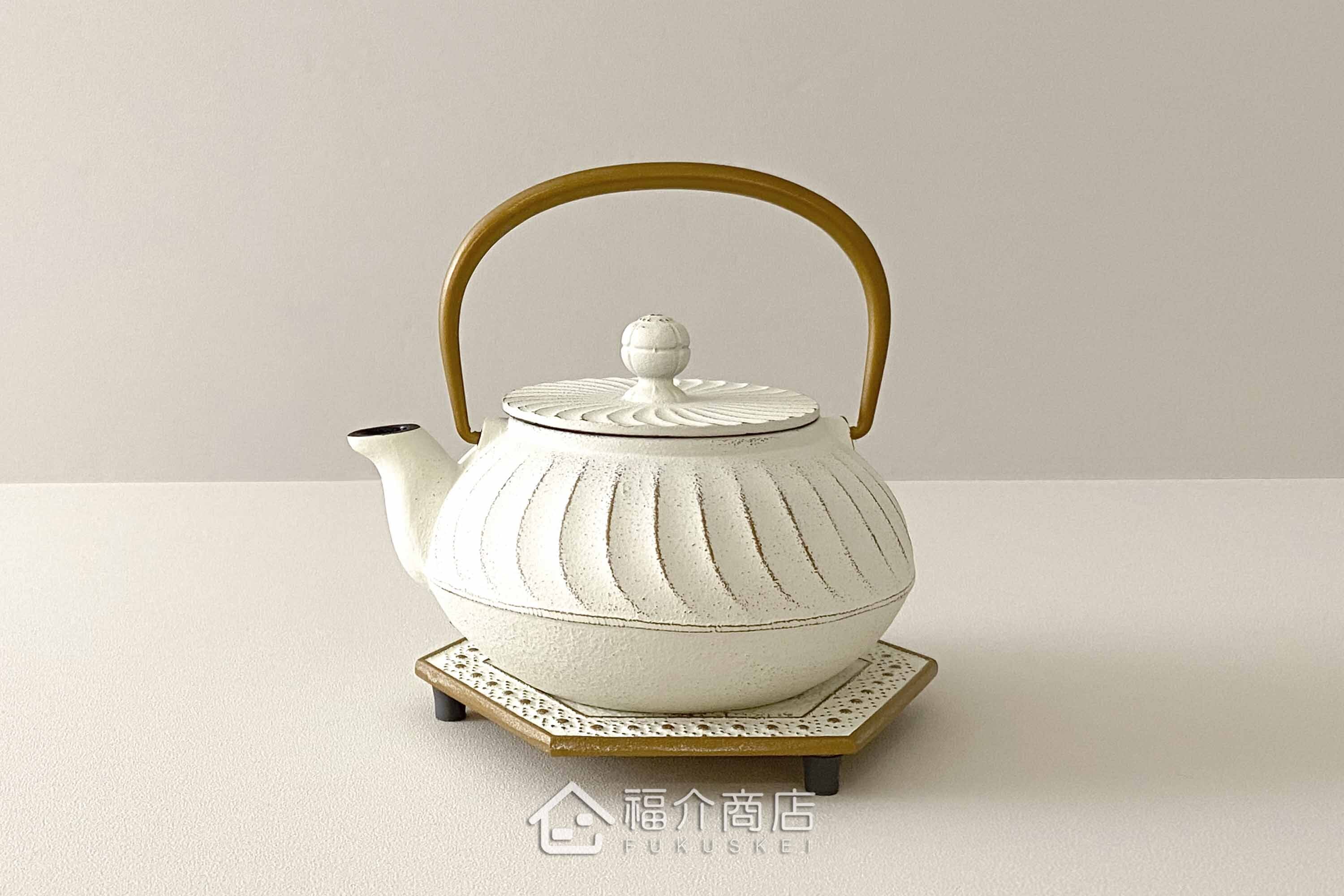 泡茶用的白色鐵壺