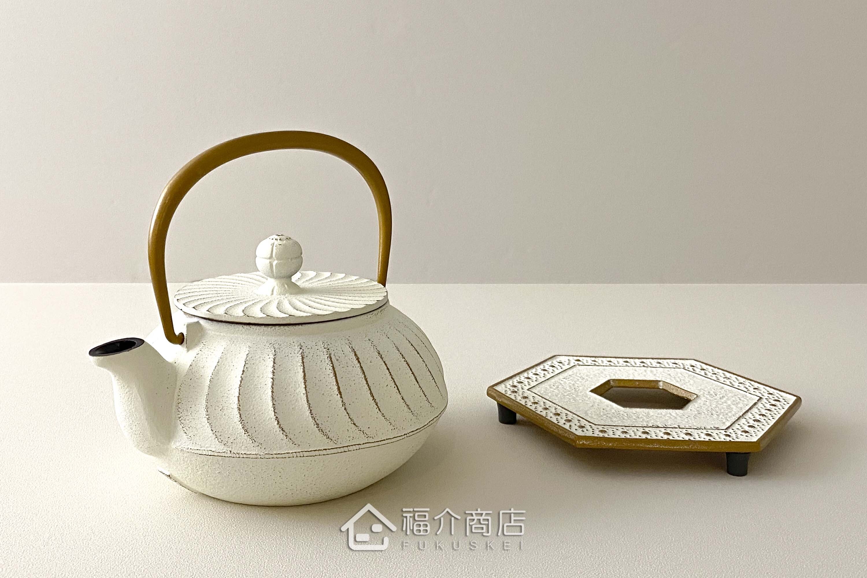 泡茶用的白色鐵壺
