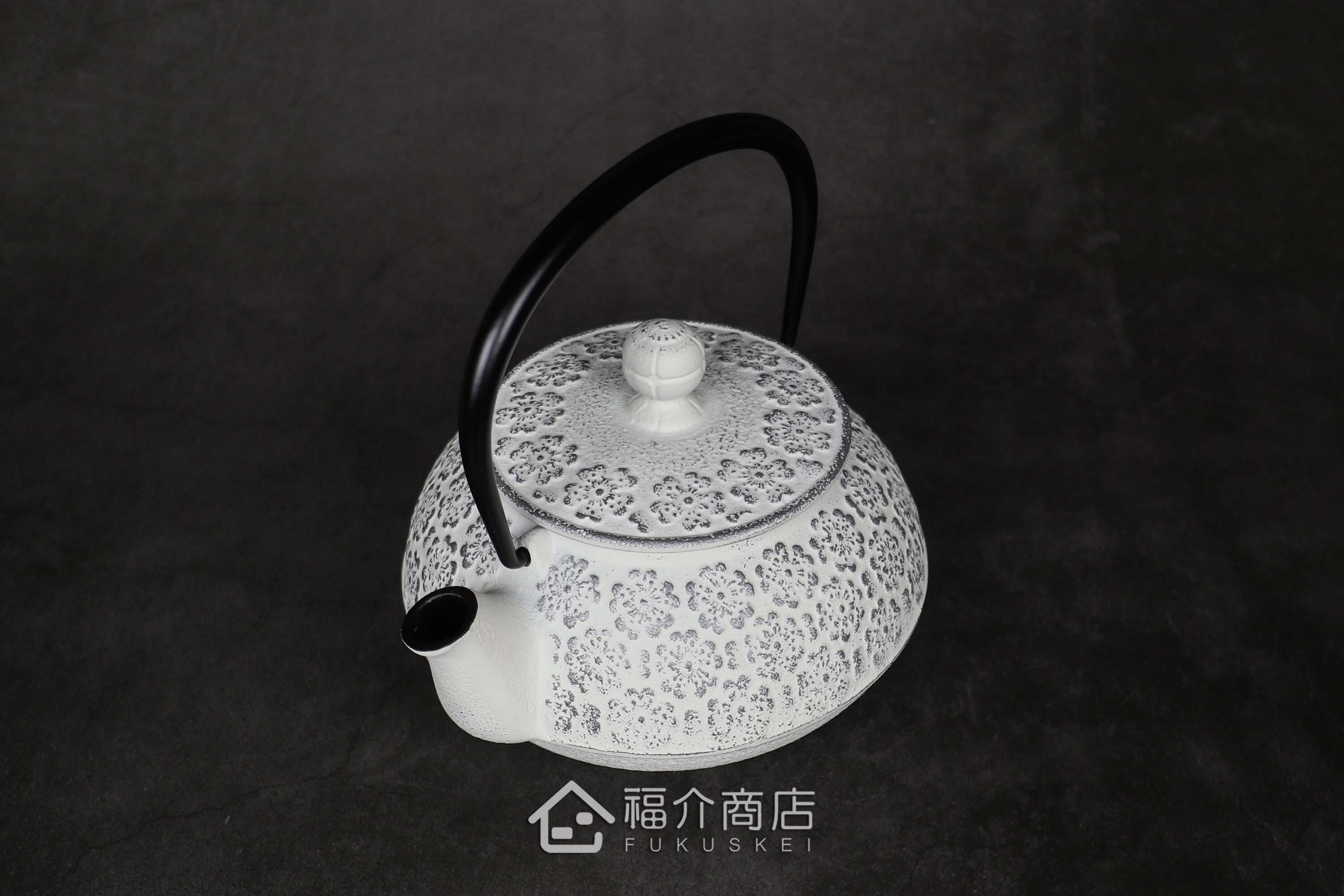 泡茶用的銀白色鐵壺