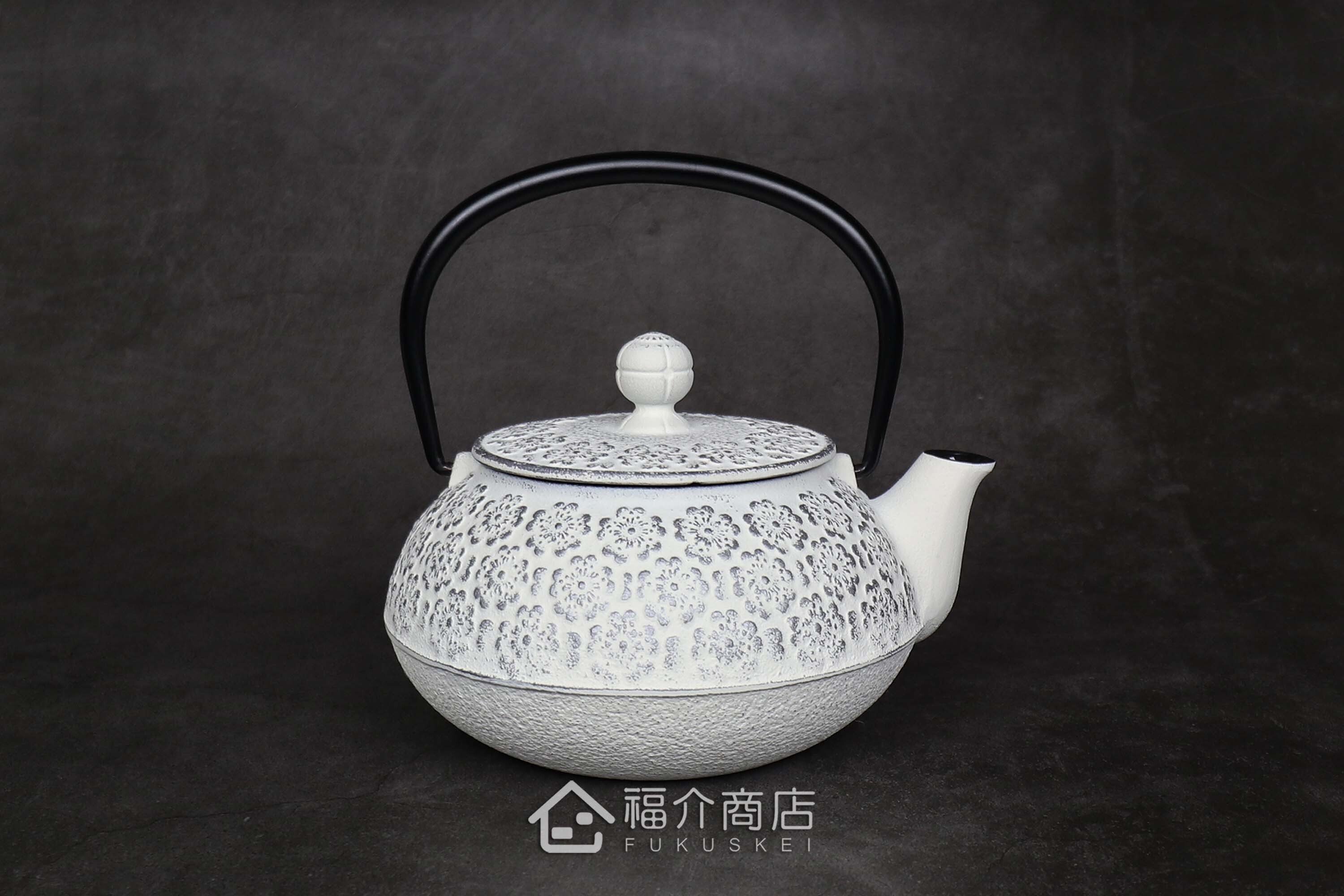 泡茶用的銀白色鐵壺