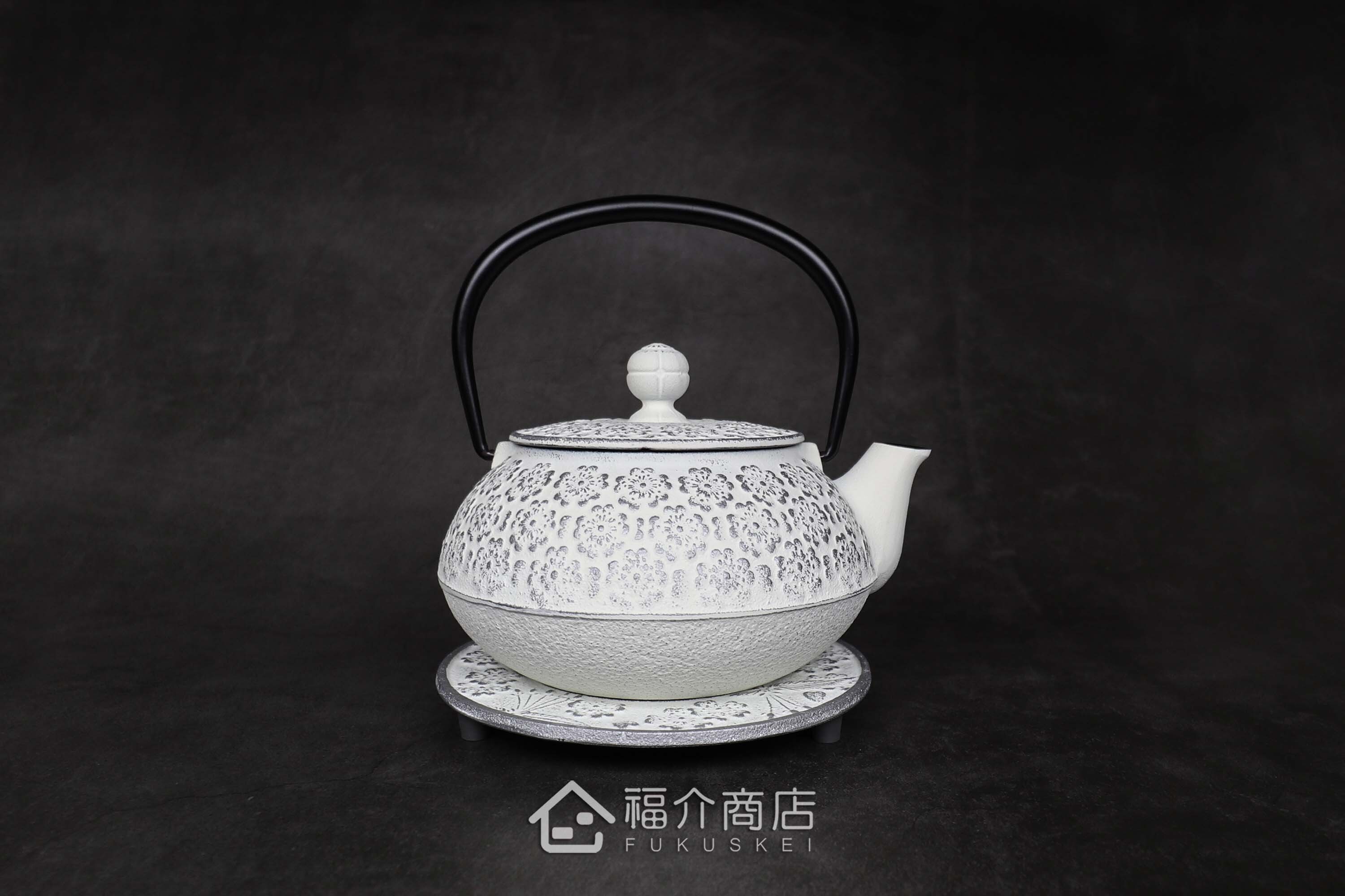 泡茶用的銀白色鐵壺