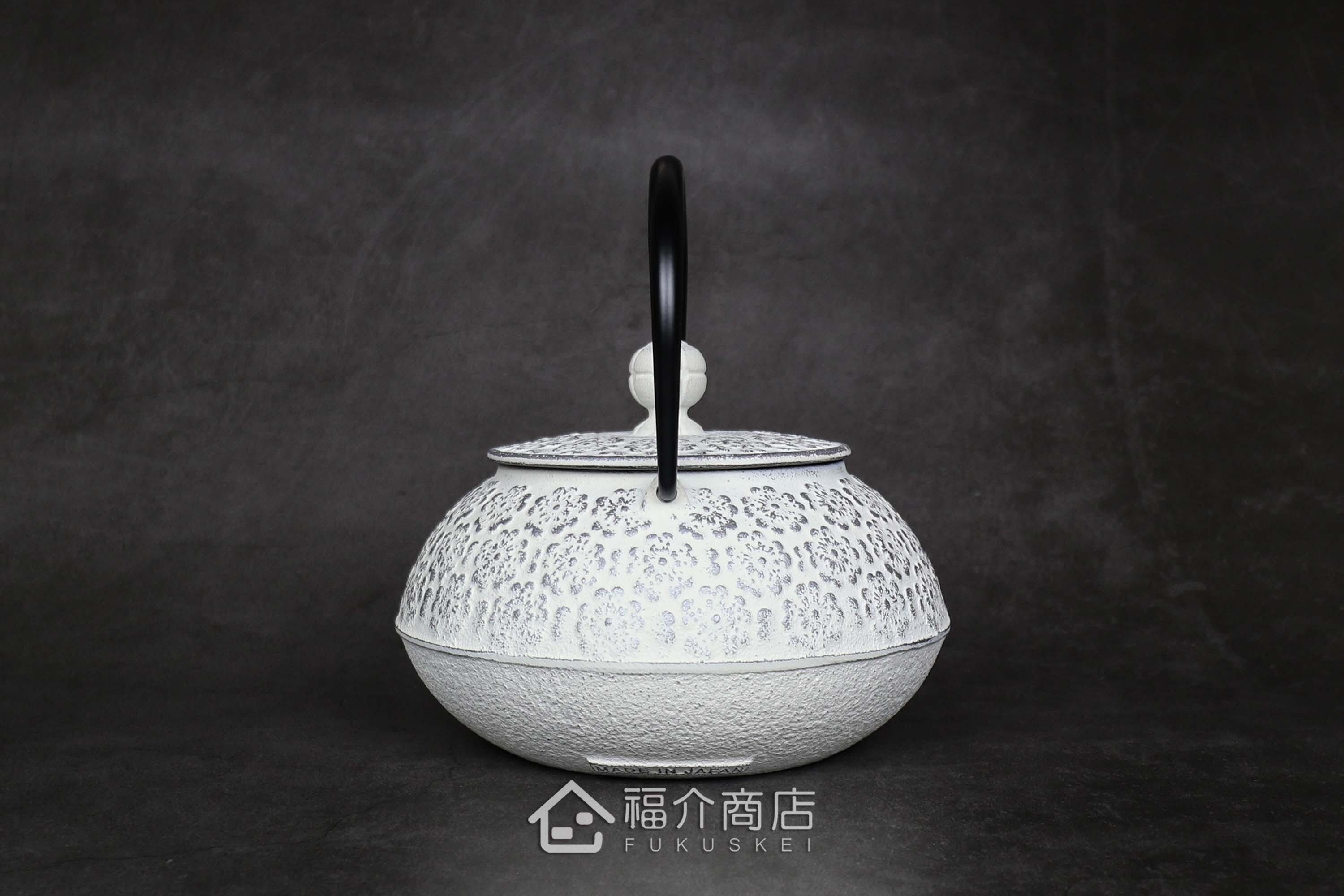 泡茶用的銀白色鐵壺