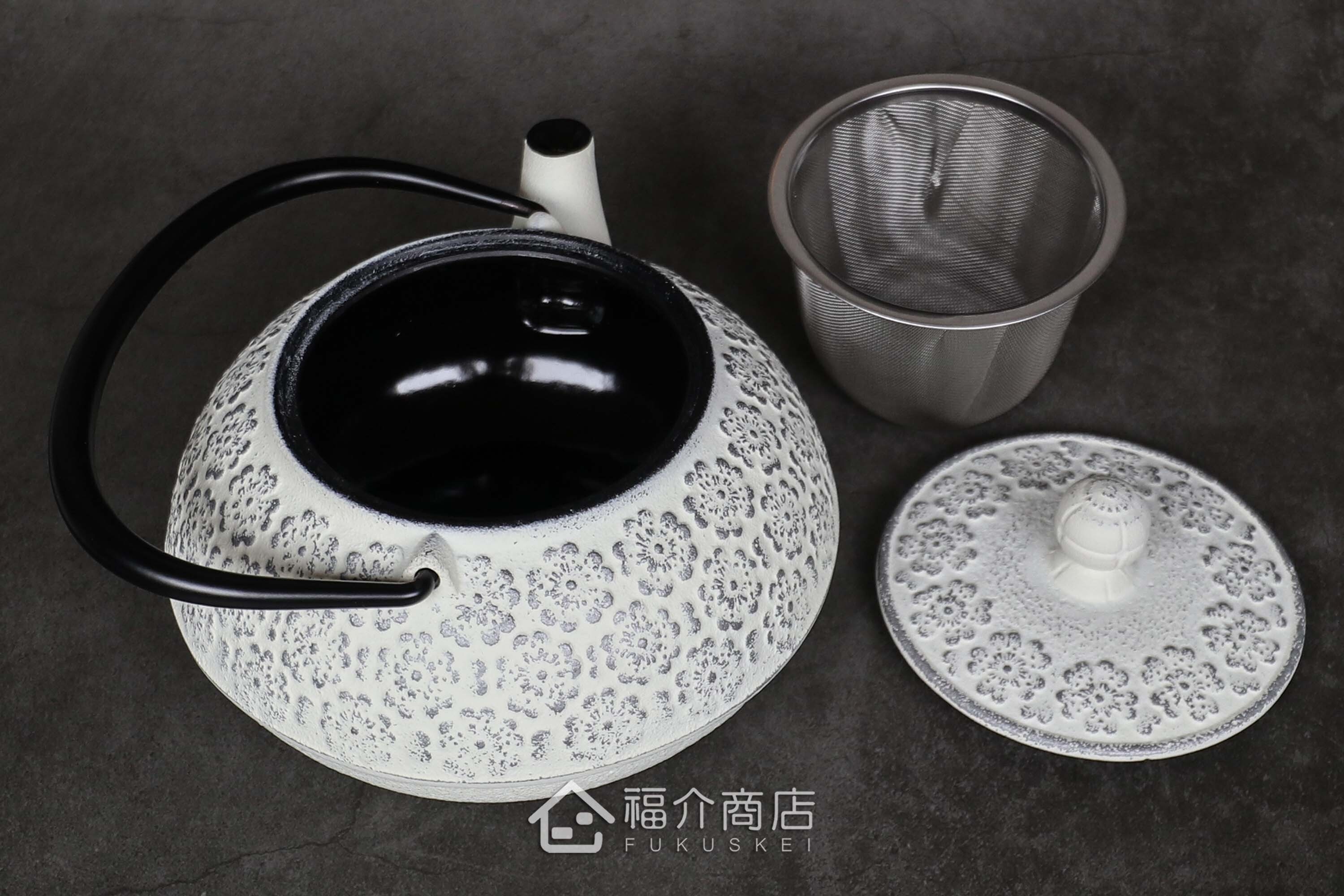 泡茶用的銀白色鐵壺