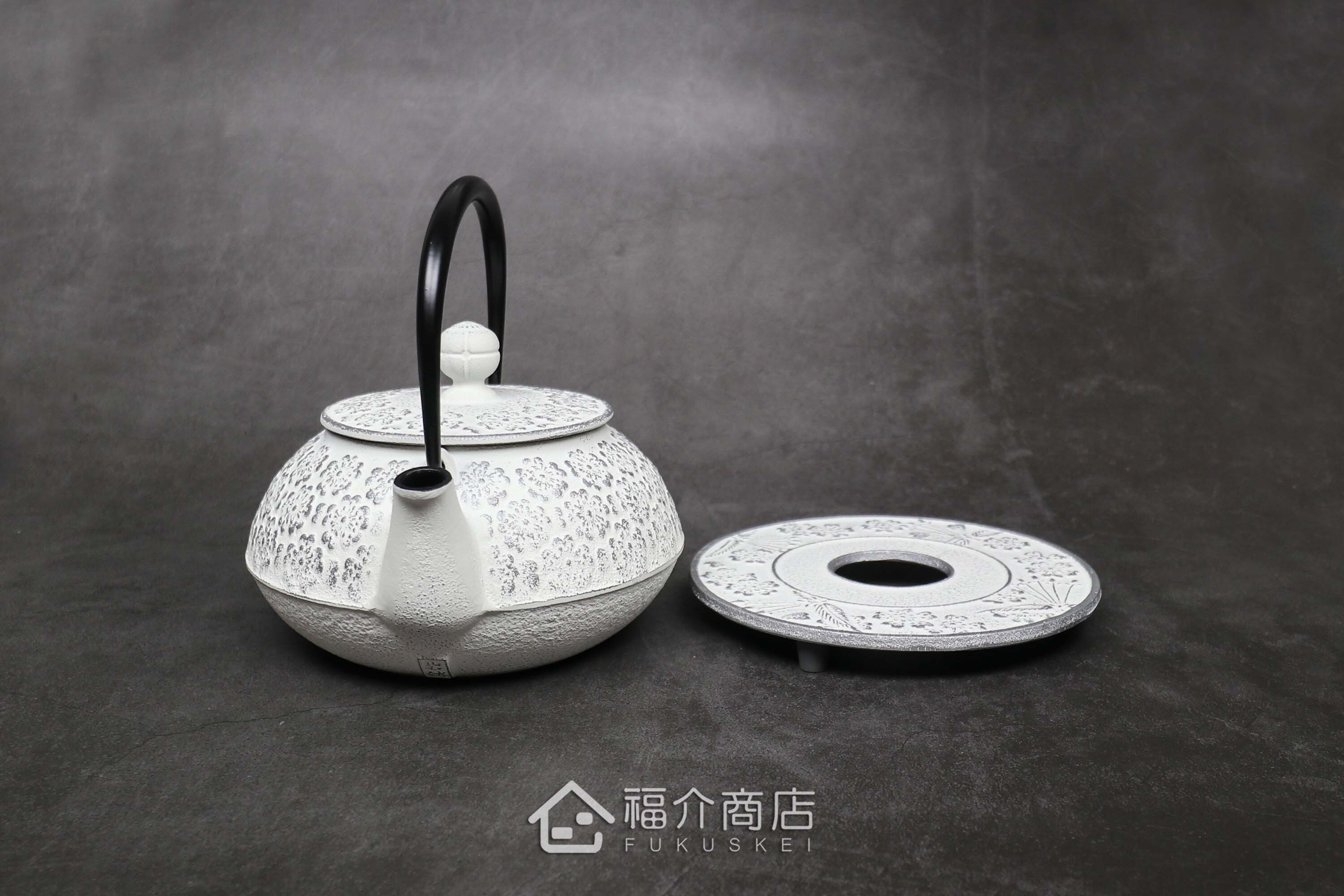 泡茶用的銀白色鐵壺