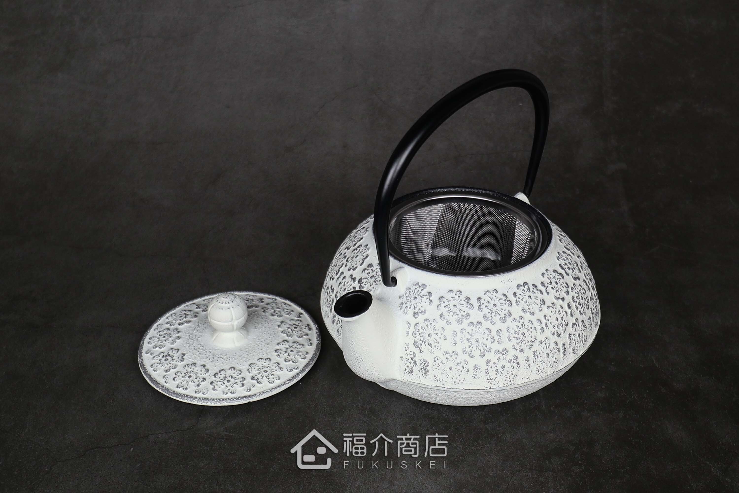 泡茶用的銀白色鐵壺