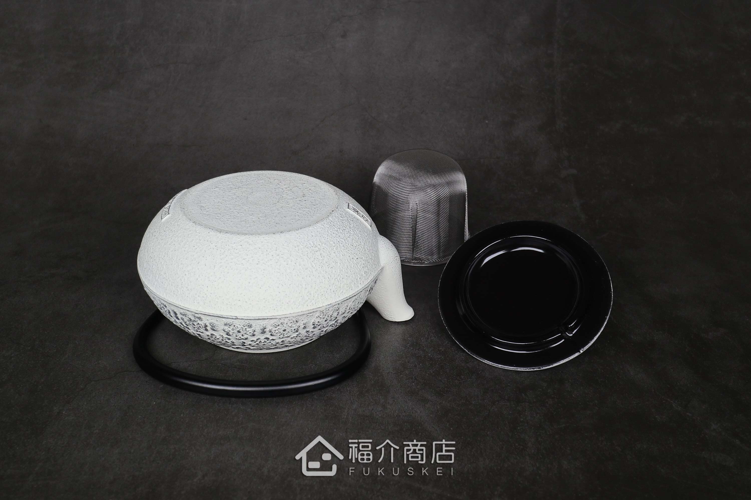 泡茶用的銀白色鐵壺