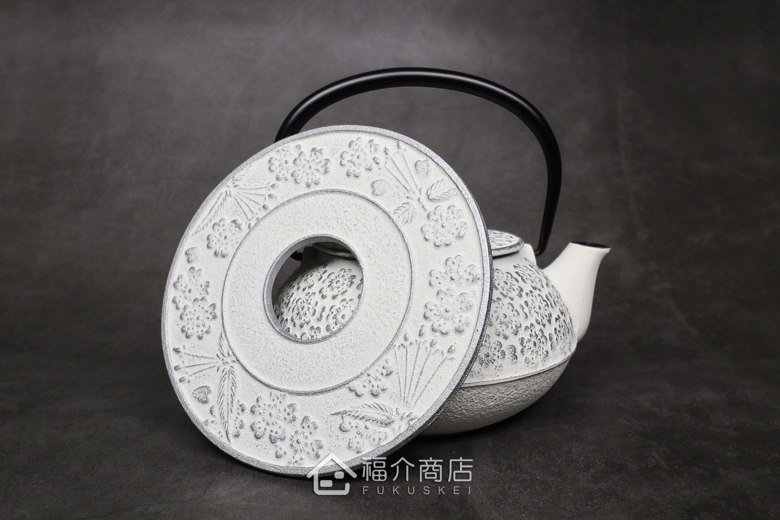 泡茶用的銀白色鐵壺