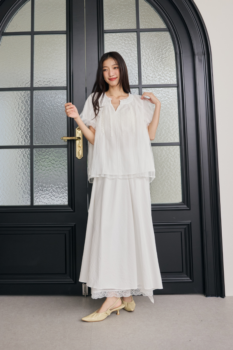 細緻蕾絲澎澎袖上衣