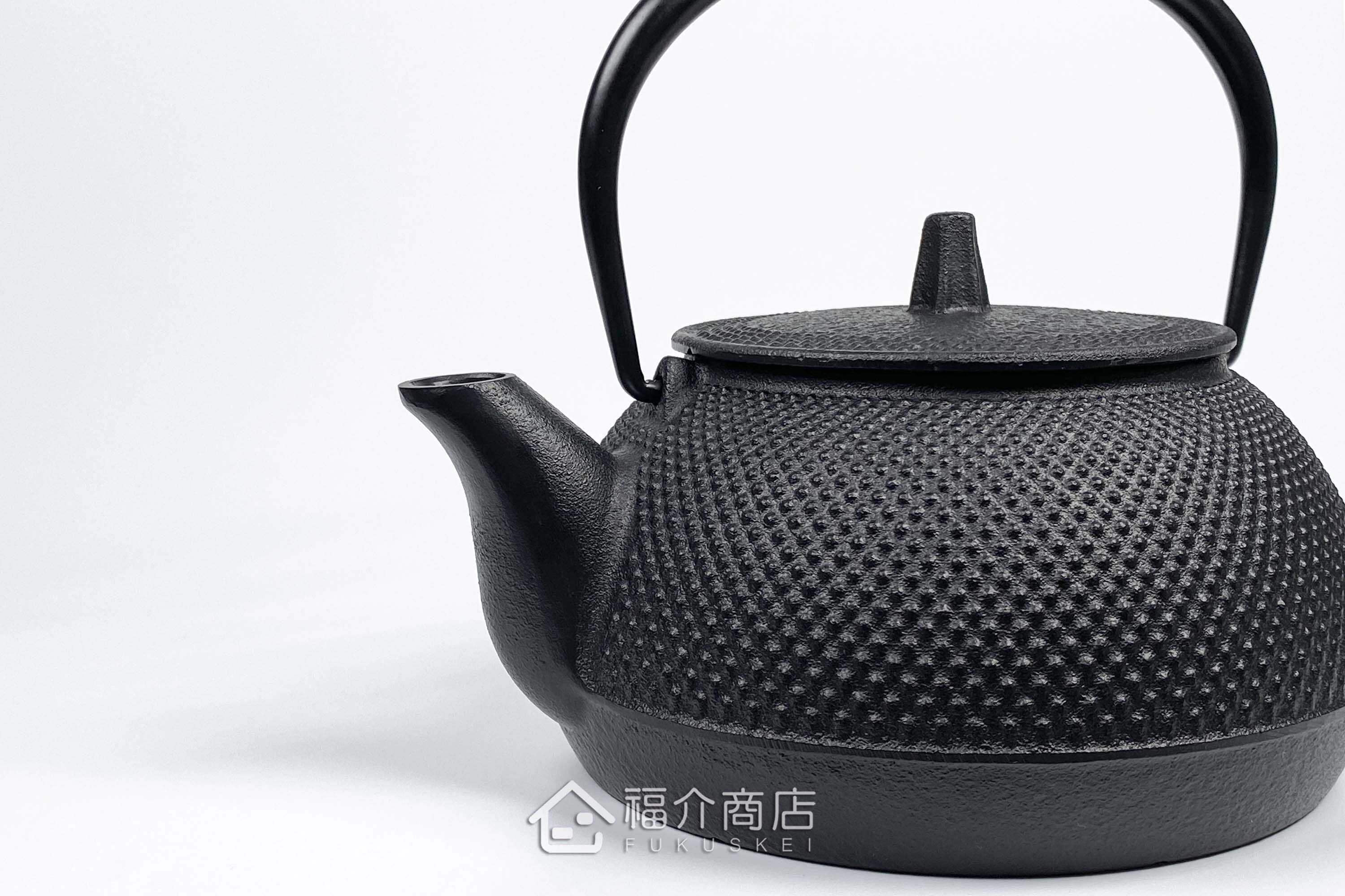 泡茶用的黑色鐵壺