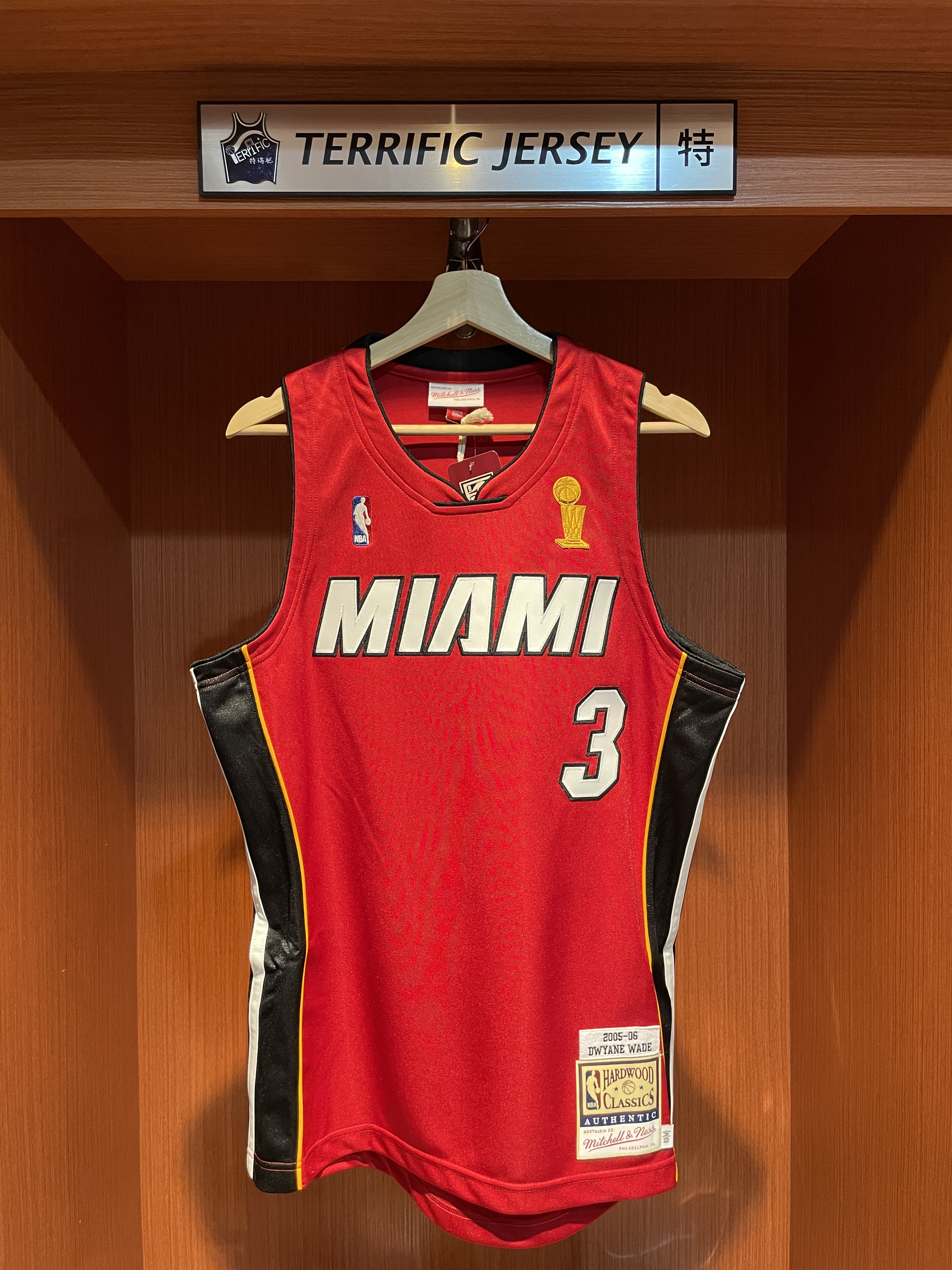 NBA球衣 Dwyane Wade 邁阿密熱火 客場紅 冠軍金盃 緞面 05-06 M&N Authentic 球員版 電繡 全新