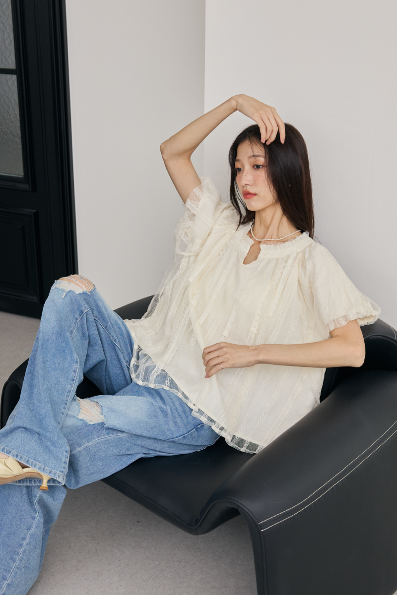 細緻蕾絲澎澎袖上衣