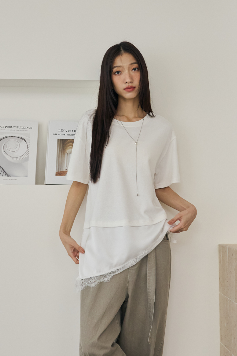 微光緞面蕾絲拼接造型TEE