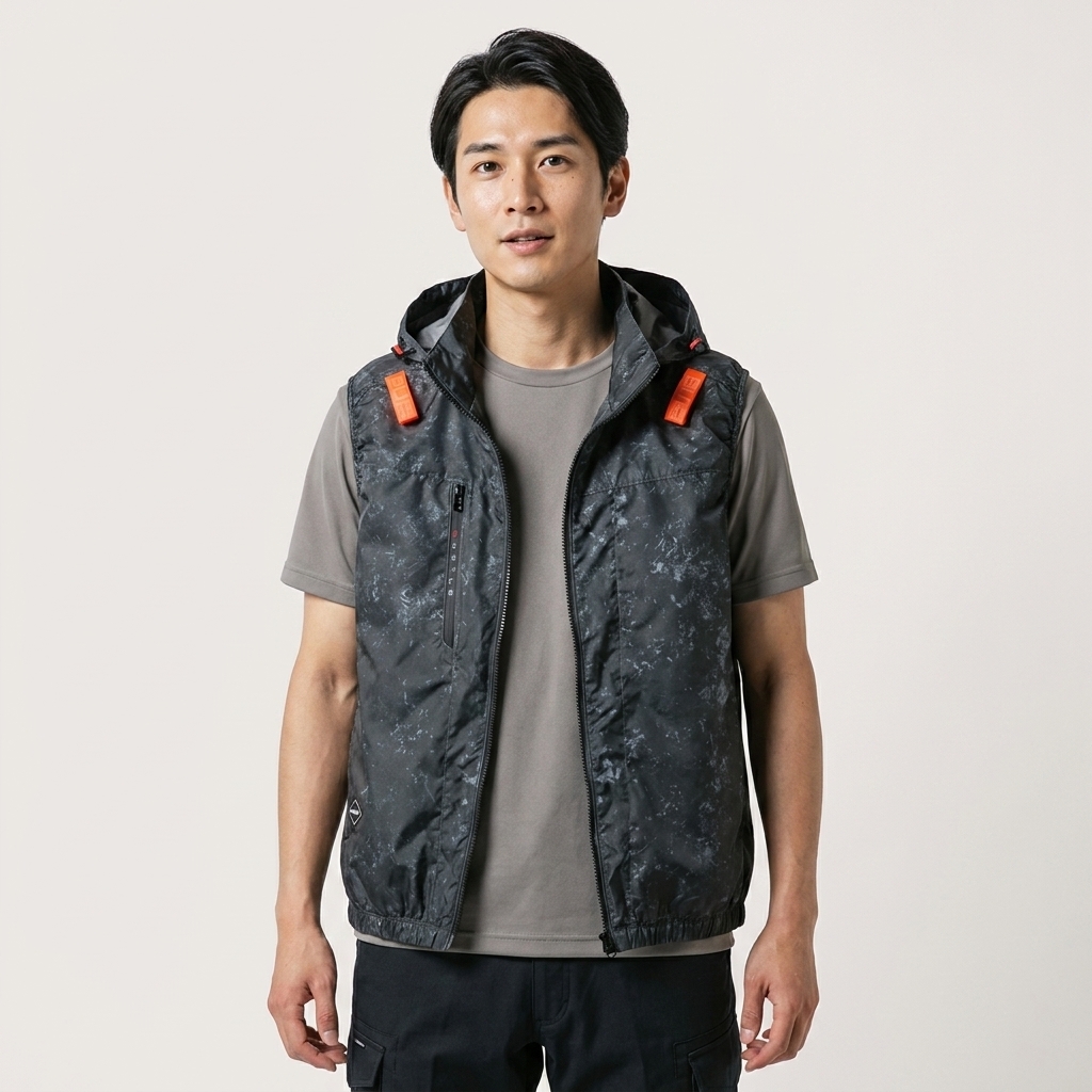 身穿巴特雷空調服背心和灰色T恤的亞洲男性