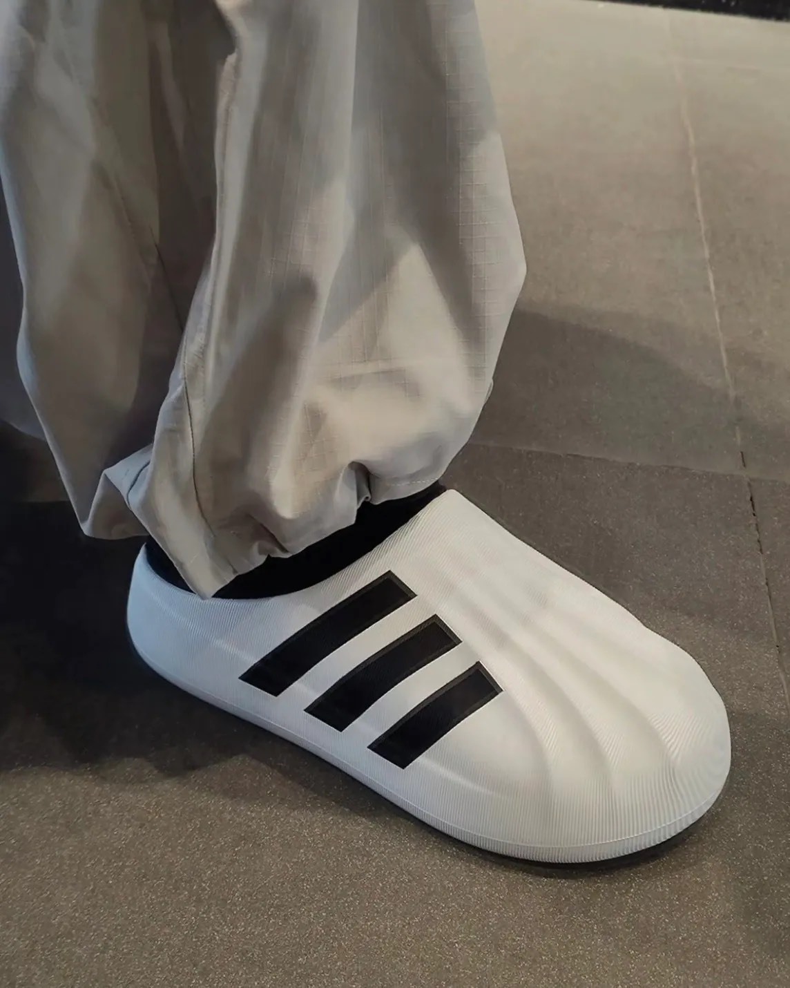 <雨季不能少的🚣🏿!>ADIDAS ADIFOM SUPERSTAR MULE 白 貝殼鞋 胖胖鞋 穆勒鞋 懶人鞋
