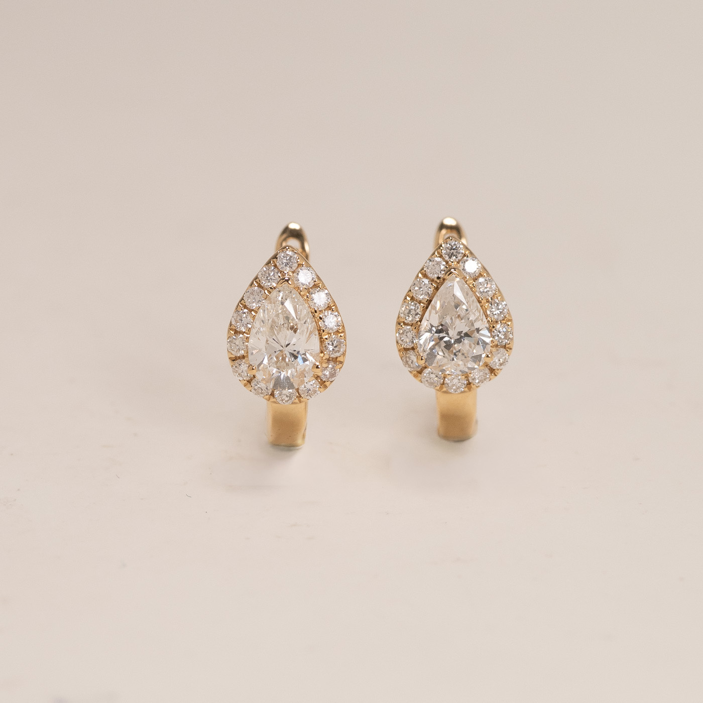 18K 0.87ct Pear Shape Diamond Earring