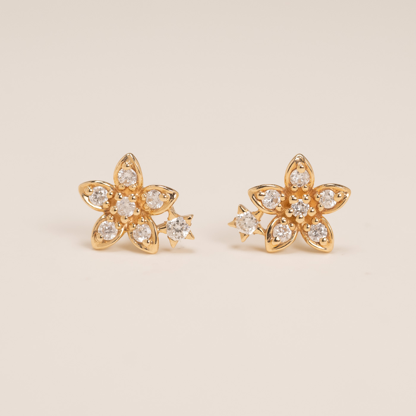 18K Flowers Diamond Earring