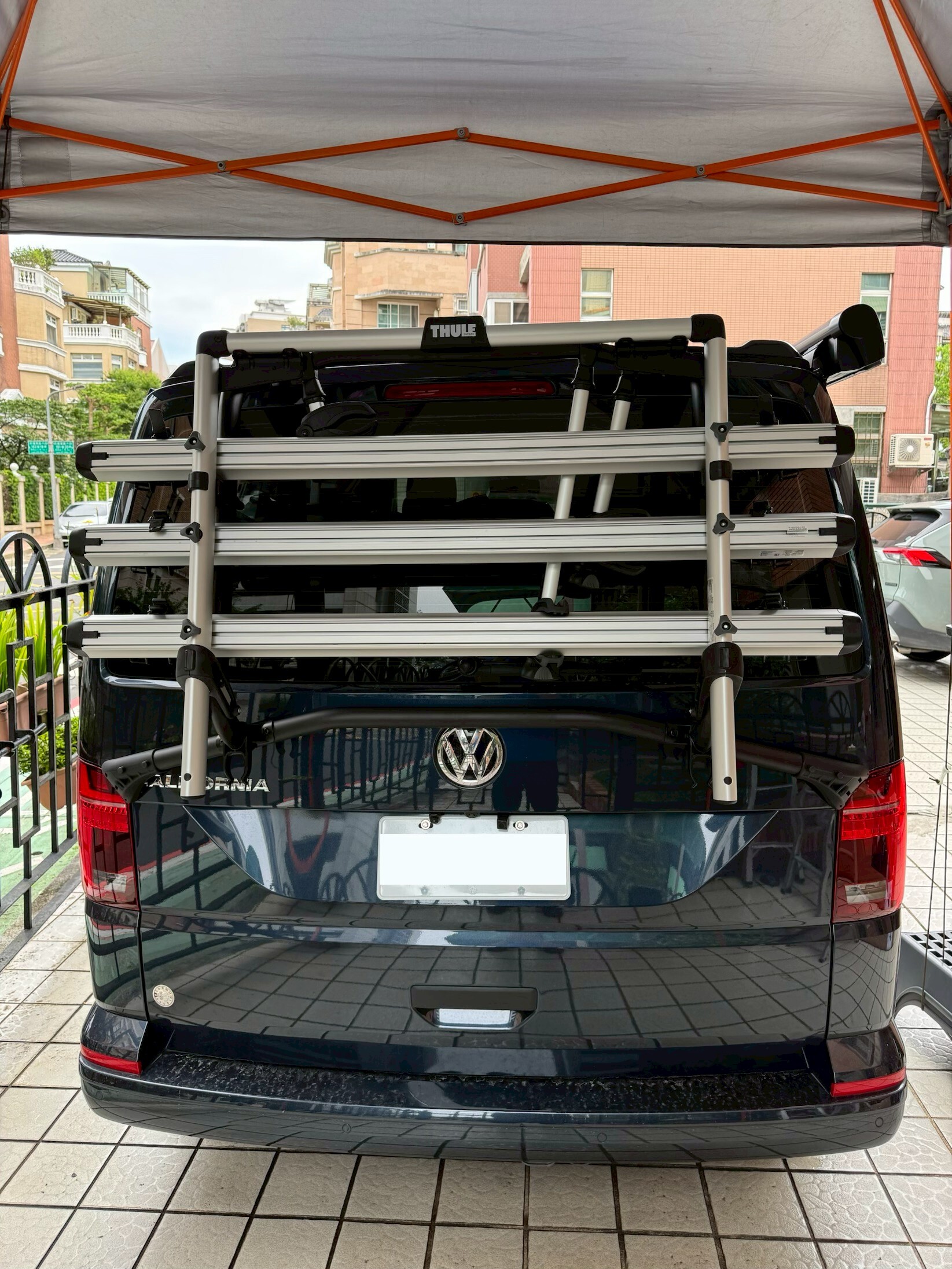 VOLKSWAGEN VW 加州號 T61-Thule WanderWay 後背式單車架(銀色款) -實車安裝 -unrv. 台灣專業安裝