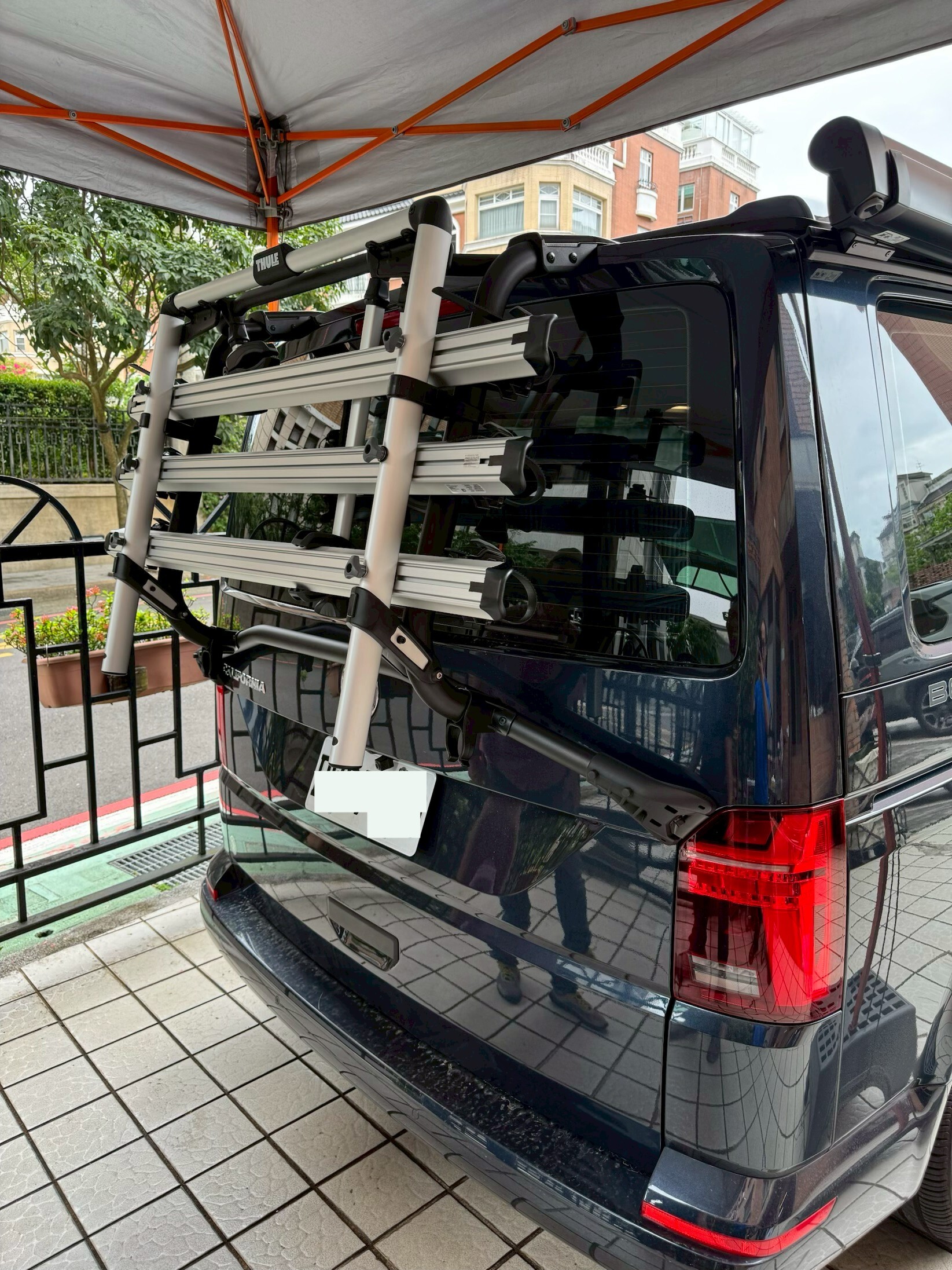 VOLKSWAGEN VW 加州號 T61-Thule WanderWay 後背式單車架(銀色款) -實車安裝 -unrv. 台灣專業安裝