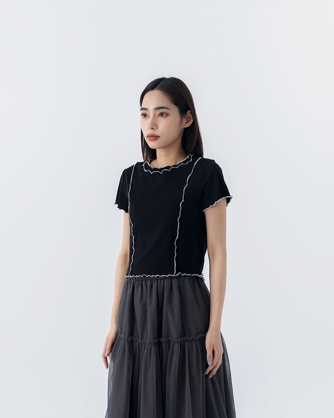 Color-blocked stand-up collar short-sleeved top with ruffled trim. Available in three colors, sizes S and M.【01099796】in stock+pre-order