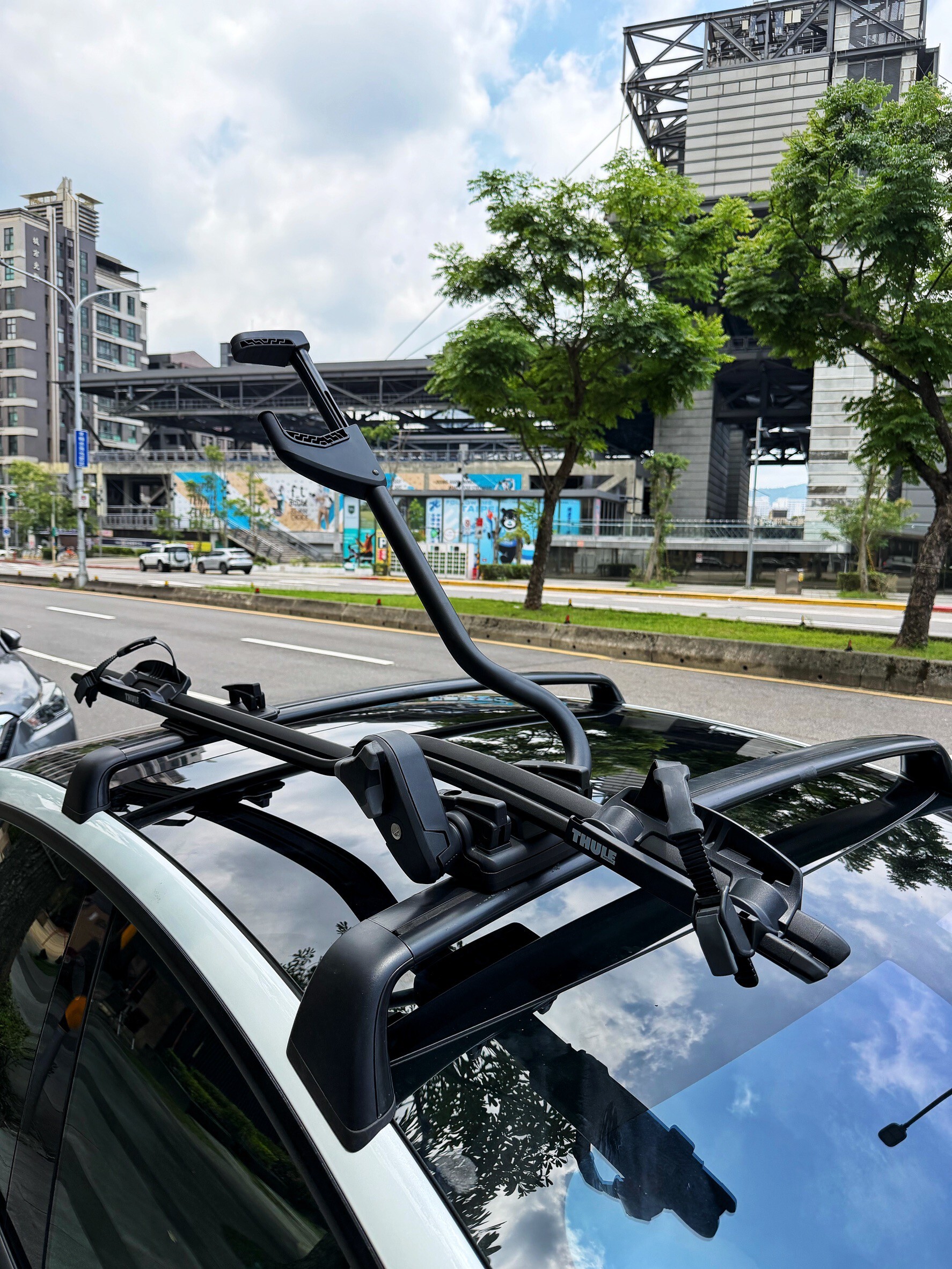 特斯拉 TESLA MODEL 3-THULE 598B 單車架 -實車安裝-unrv.台灣專業安裝