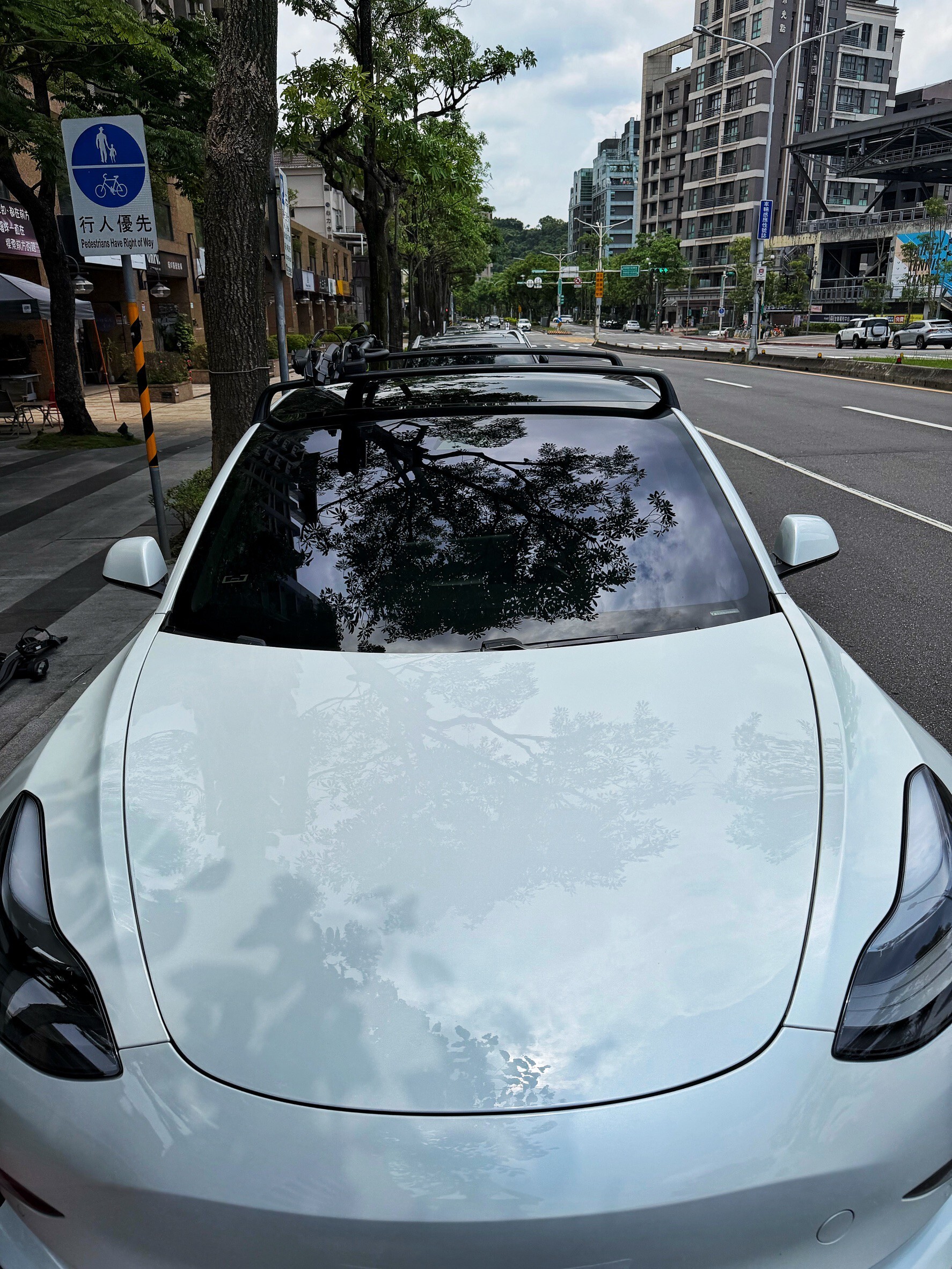 特斯拉 TESLA MODEL 3-THULE 598B 單車架 -實車安裝-unrv.台灣專業安裝
