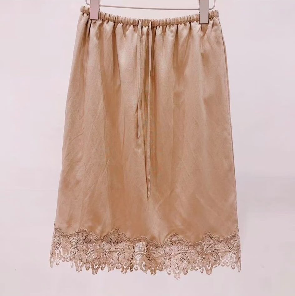 AW25  LACE 裙  腰24 -40 HIP42 長23 $609 (一口價)