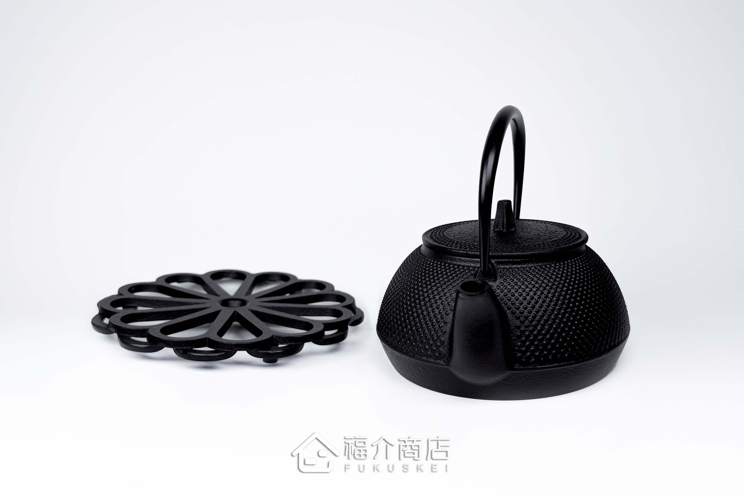 泡茶用的黑色鐵壺