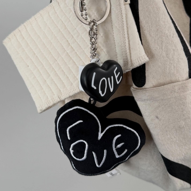 韓國 INAPSQUARE x NoPlasticSunday 紓壓按鍵吊飾 LOVE 黑色