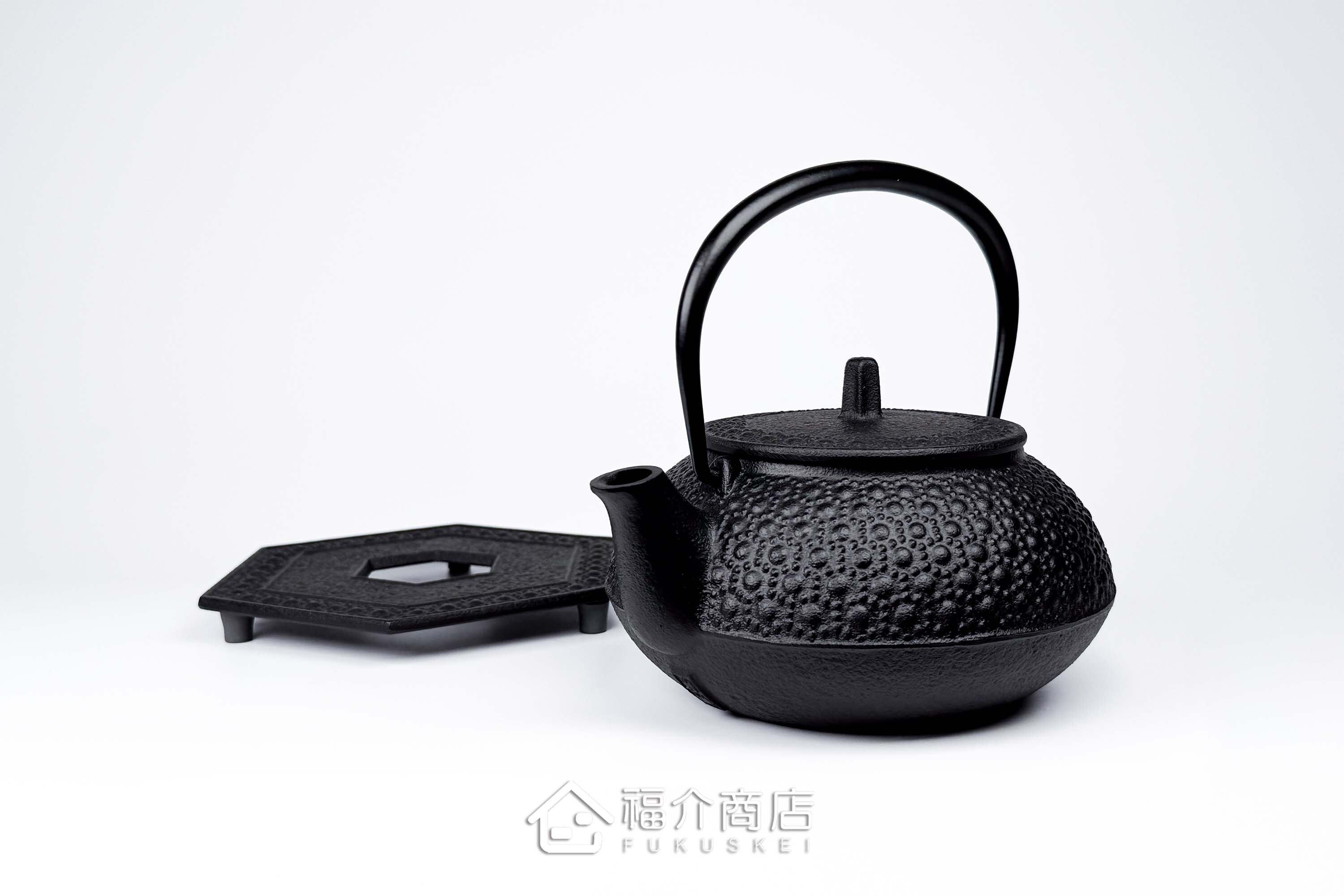 泡茶用的黑色鐵壺