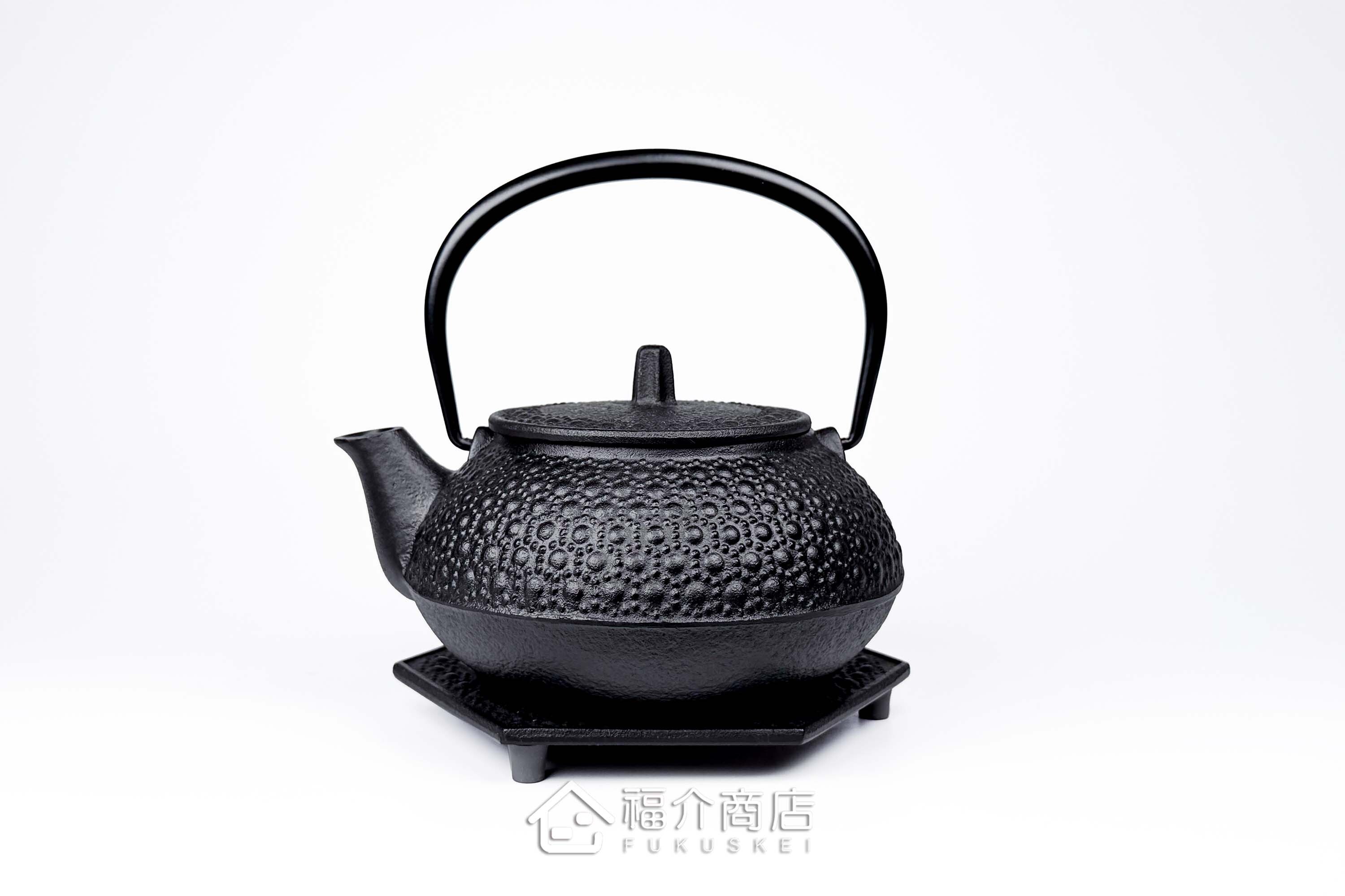 泡茶用的黑色鐵壺