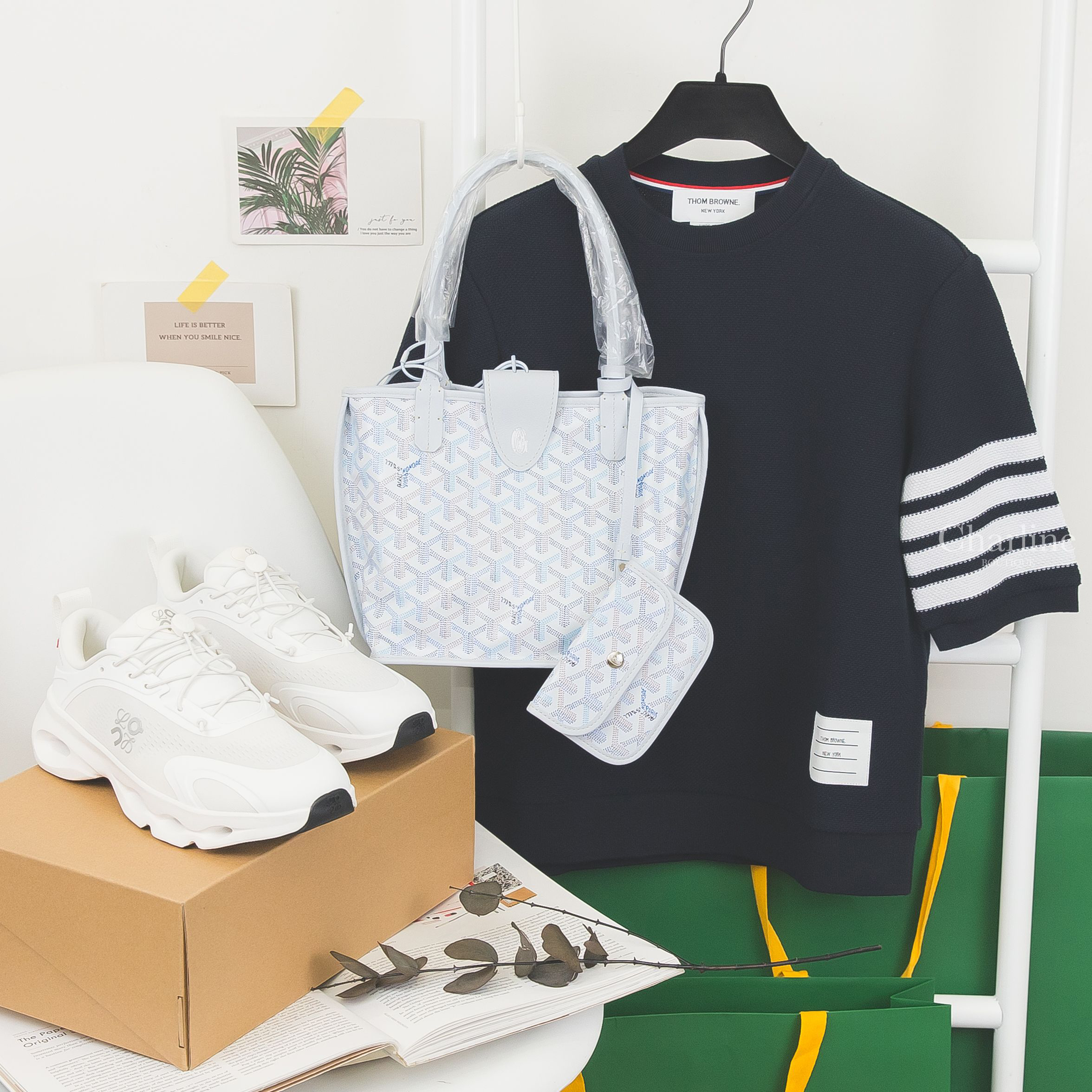 Goyard Anjou Mini限定極地藍帆布牛皮迷你無拉鍊含包夾托特包,Thom Browne 深藍色側邊白色四條橫紋棉質短袖上衣,Loewe Cloudsolo白色/淺灰色聯名款側邊銀Logo運動鞋-Charline Boutique 精品代購