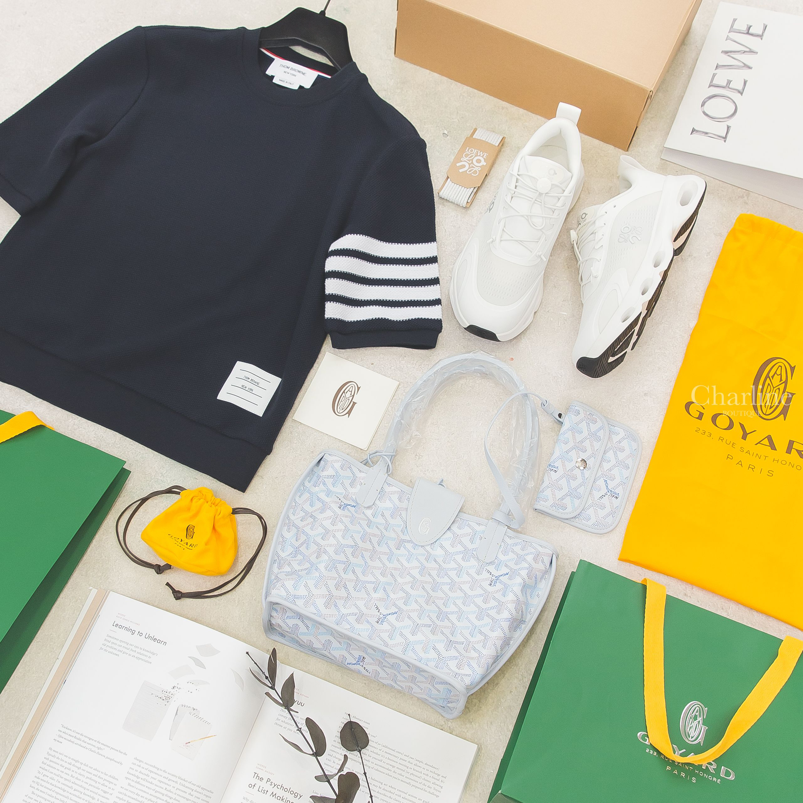 Goyard Anjou Mini限定極地藍帆布牛皮迷你無拉鍊含包夾托特包,Thom Browne 深藍色側邊白色四條橫紋棉質短袖上衣,Loewe Cloudsolo白色/淺灰色聯名款側邊銀Logo運動鞋-Charline Boutique 精品代購