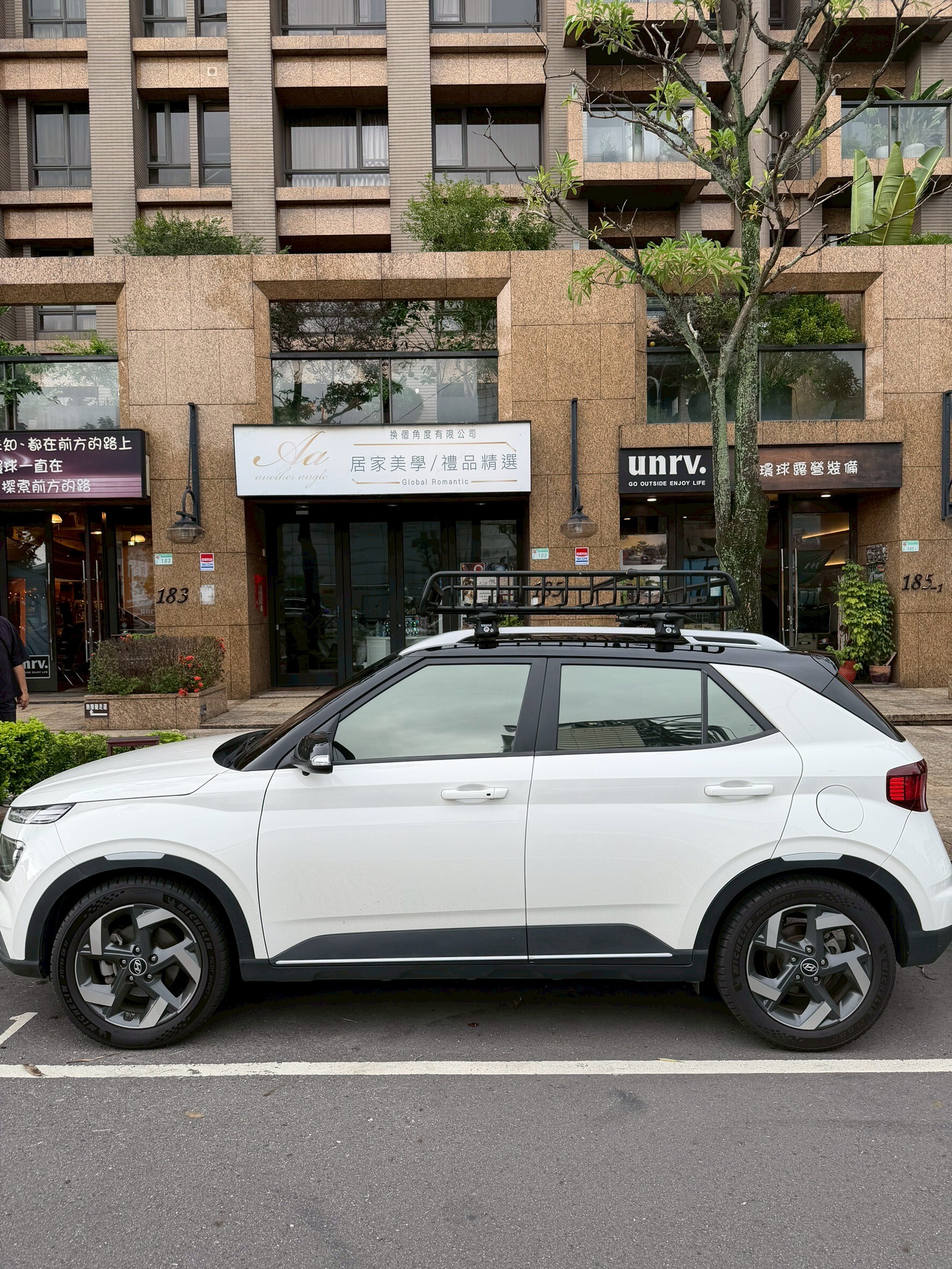 現代 HYUNDAI VENUE 休旅車-YAKIMA LoadWarrior 裝載戰士行李盤 實車安裝-unrv.台灣專業安裝