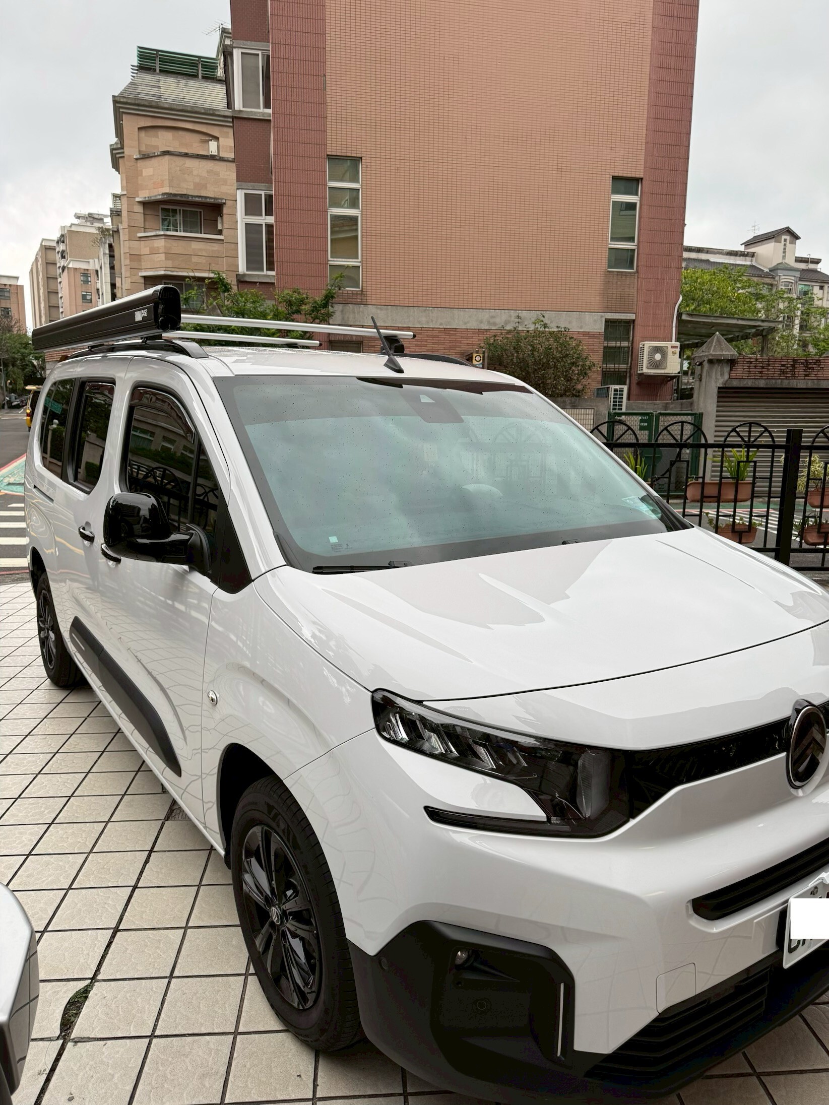 FIAMMA F45S  260 車邊帳安裝實例 /2025 Citroen Berlingo (布丁狗 )/車頂架/露營車邊遮陽棚