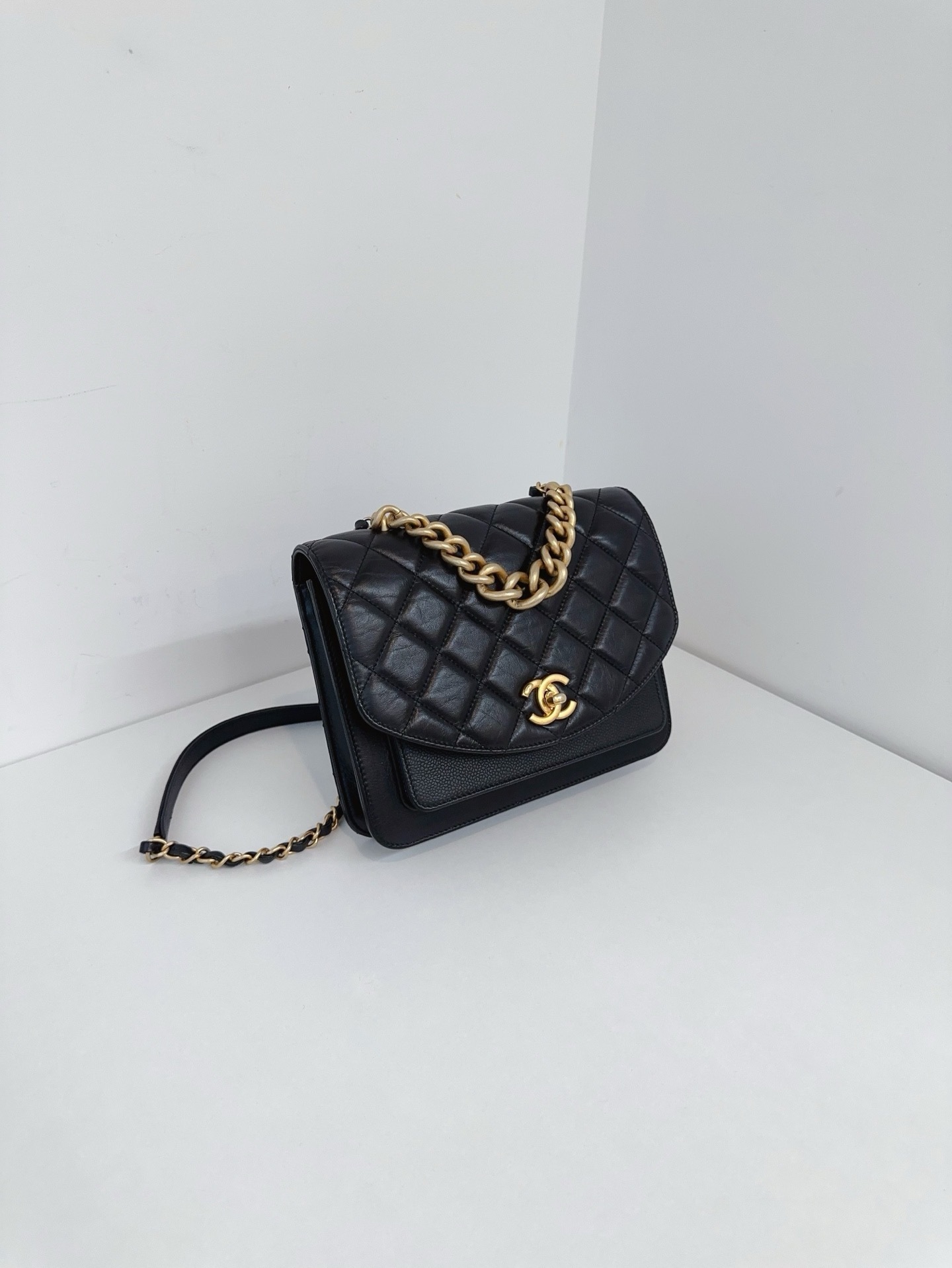 【98新】Chanel黑金風琴郵差包