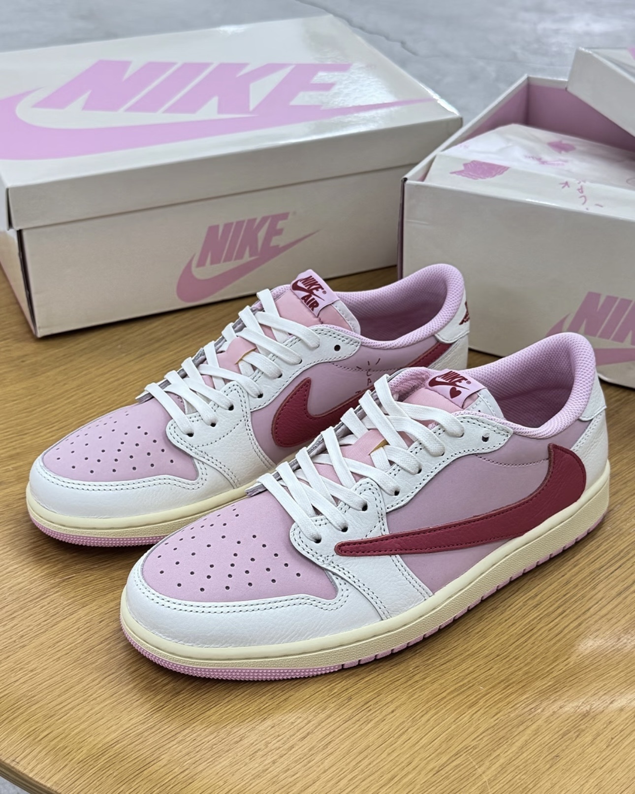 （連線代購商品）NIKE AIR JORDAN 1 X TRAVIS SCOTT 'Sail Tropical Pink' 粉紅 倒鉤 休閒鞋【IQ7604-101】AJ1TS 241231