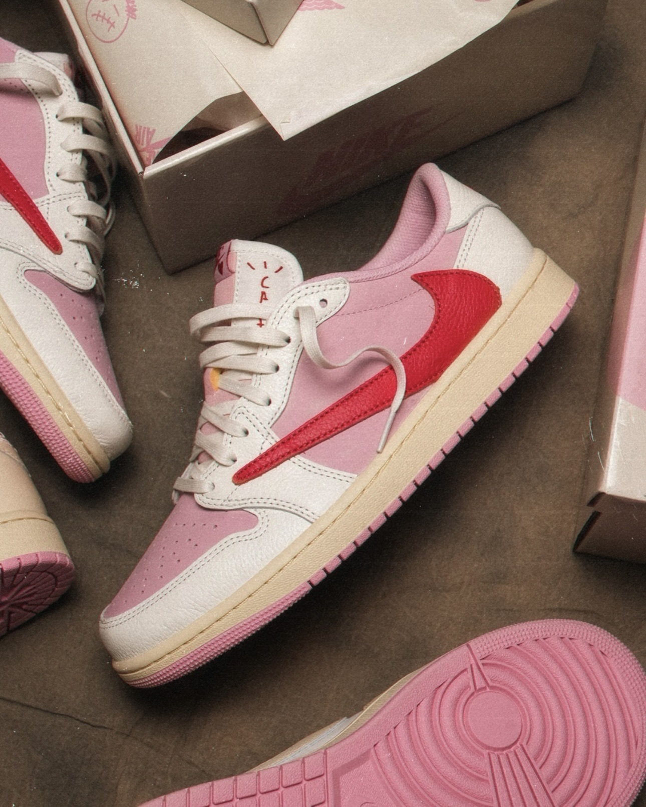 （連線代購商品）NIKE AIR JORDAN 1 X TRAVIS SCOTT 'Sail Tropical Pink' 粉紅 倒鉤 休閒鞋【IQ7604-101】AJ1TS 241231