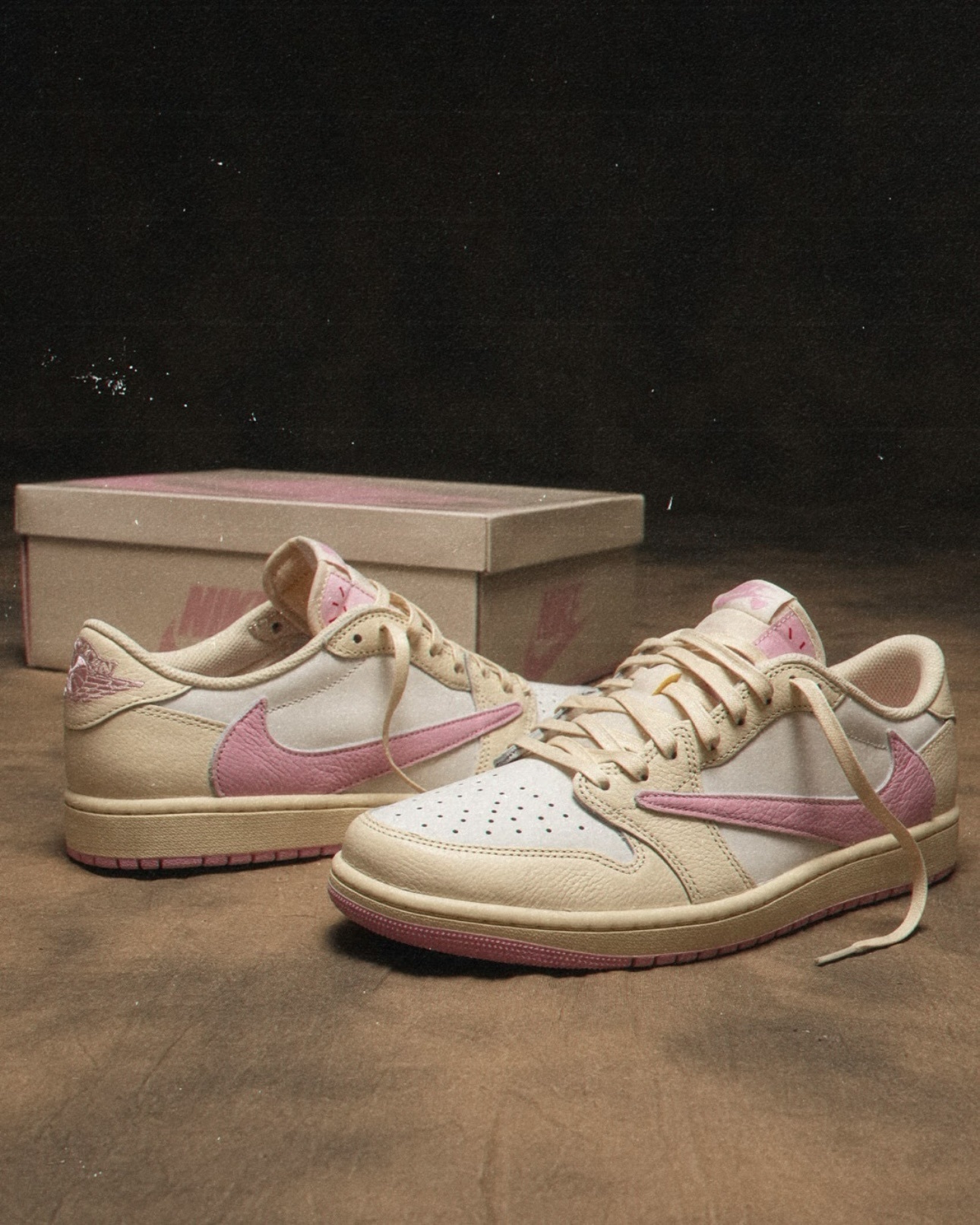 （連線代購商品）NIKE AIR JORDAN 1 X TRAVIS SCOTT 'SHY PINK' 粉紅 倒鉤 休閒鞋【IQ7604-100】AJ1TS 241231