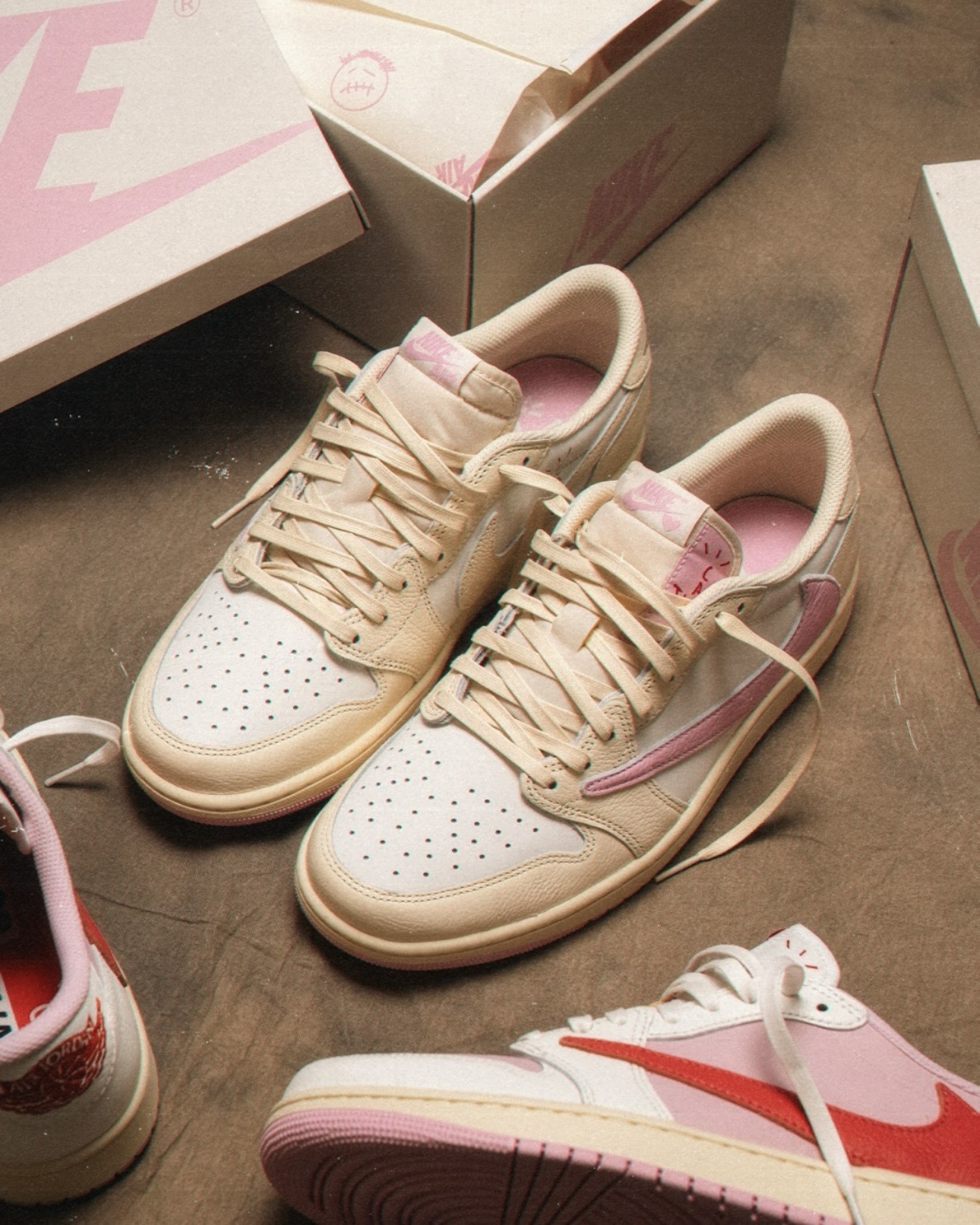 （連線代購商品）NIKE AIR JORDAN 1 X TRAVIS SCOTT 'SHY PINK' 粉紅 倒鉤 休閒鞋【IQ7604-100】AJ1TS 241231