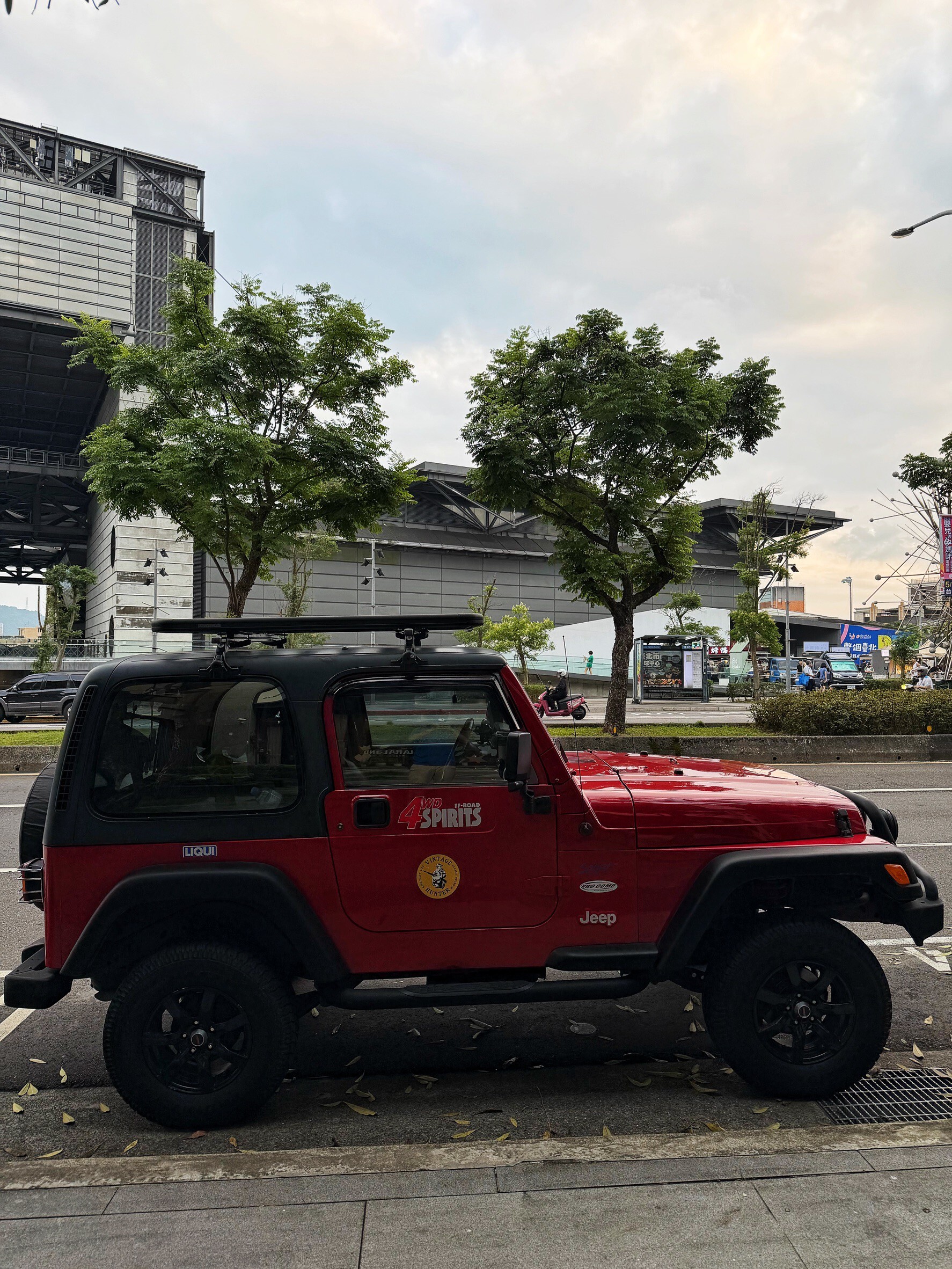 JEEP  吉普-YAKIMA LockNLoad Platform 平盤-平整式行李盤-實車安裝-unrv.台灣專業安裝