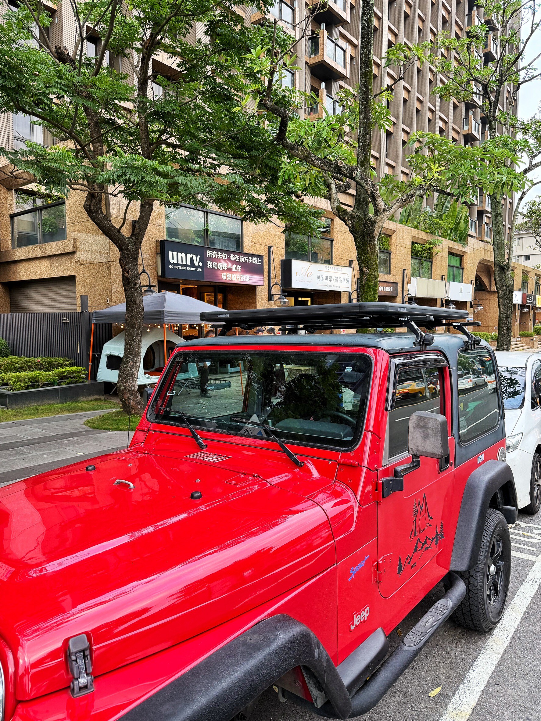 JEEP  吉普-YAKIMA LockNLoad Platform 平盤-平整式行李盤-實車安裝-unrv.台灣專業安裝