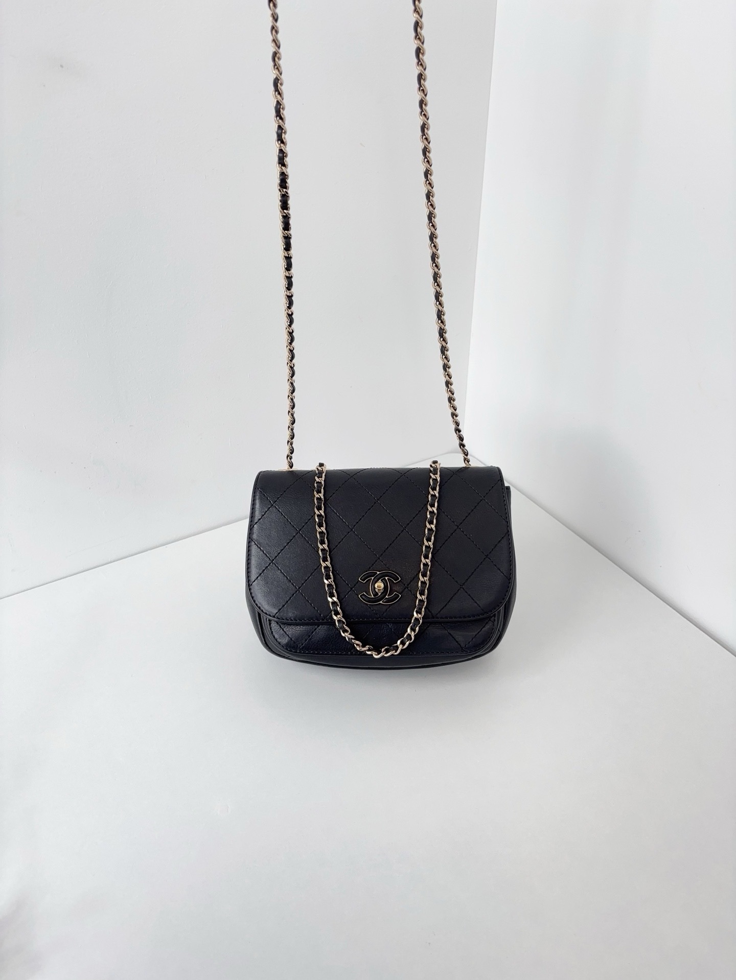 【98新】Chanel 黑金荔枝牛皮 外縫線全皮雙C扣 方胖子郵差包