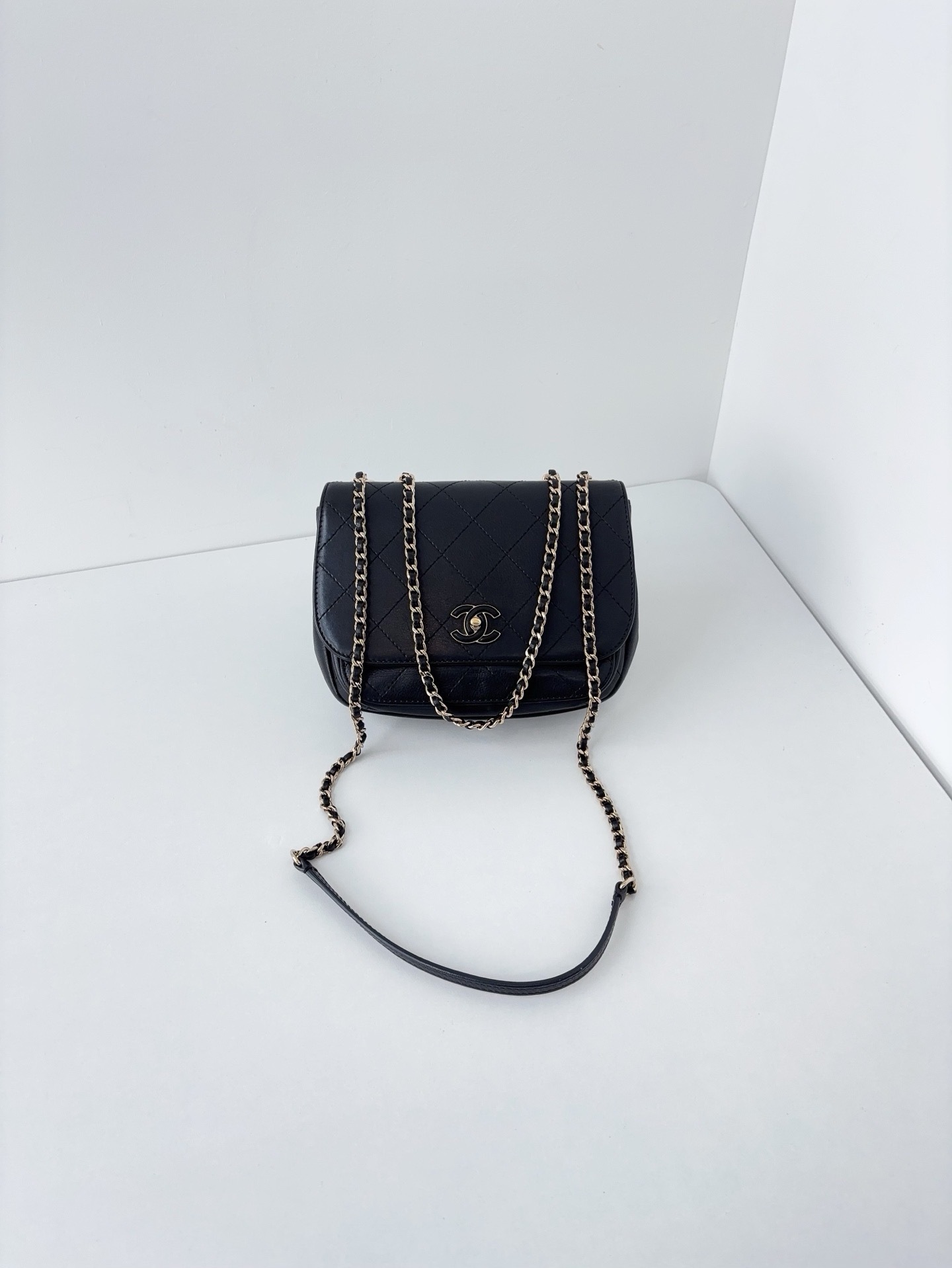 【98新】Chanel 黑金荔枝牛皮 外縫線全皮雙C扣 方胖子郵差包