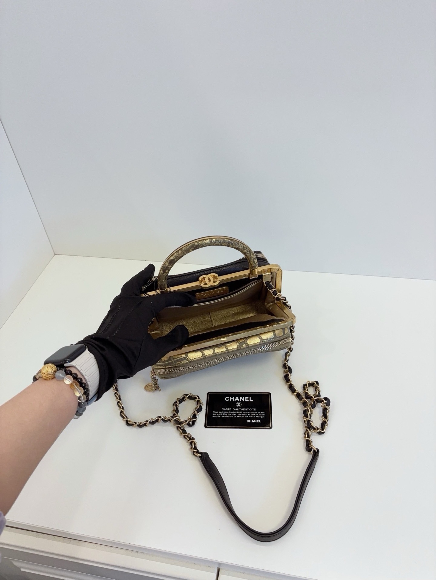 【98新】Chanel19年早秋限定款 古埃及復古系列 黑色拼金色 鰐魚壓紋 蛙口手提相機包