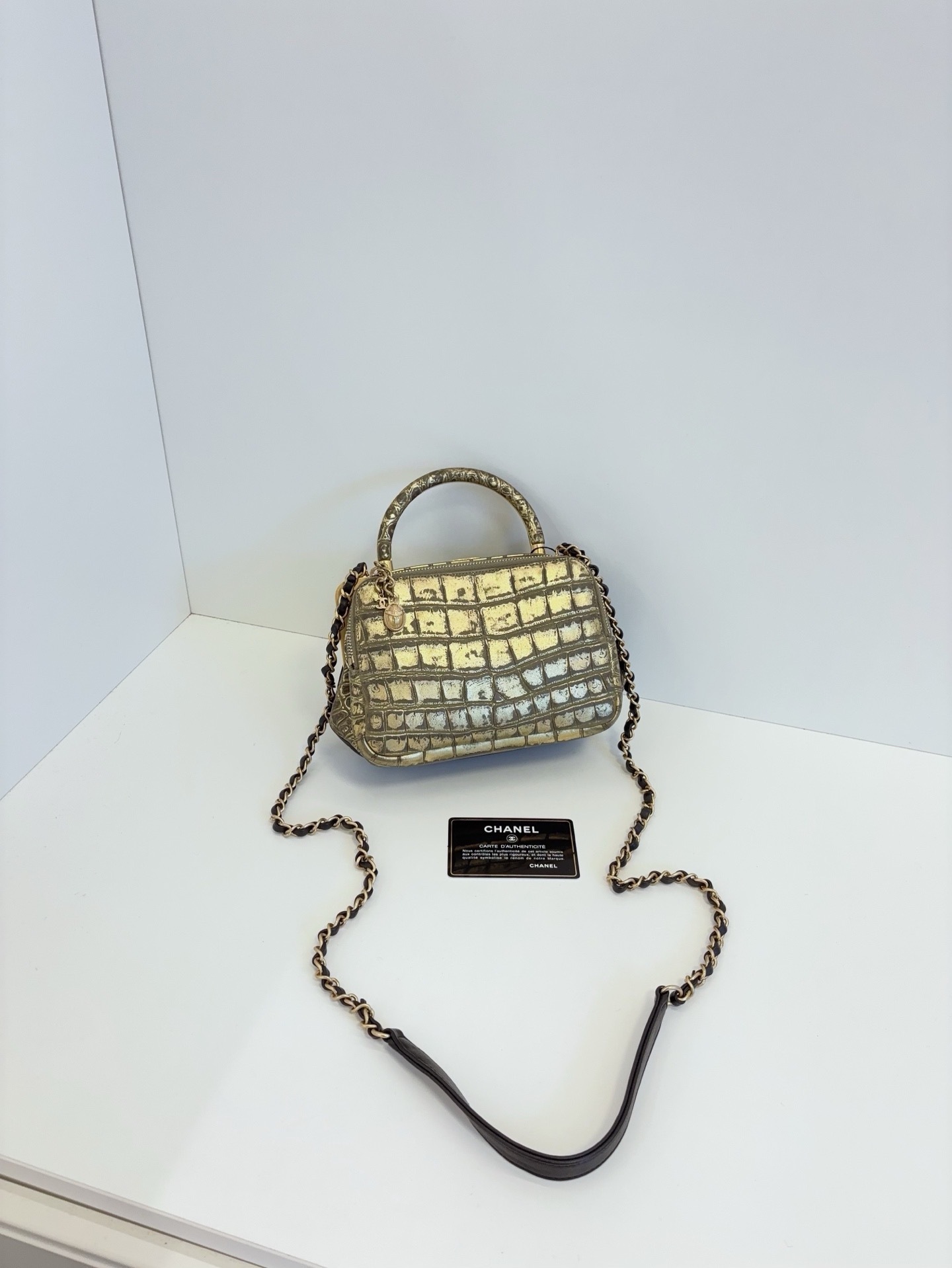 【98新】Chanel19年早秋限定款 古埃及復古系列 黑色拼金色 鰐魚壓紋 蛙口手提相機包