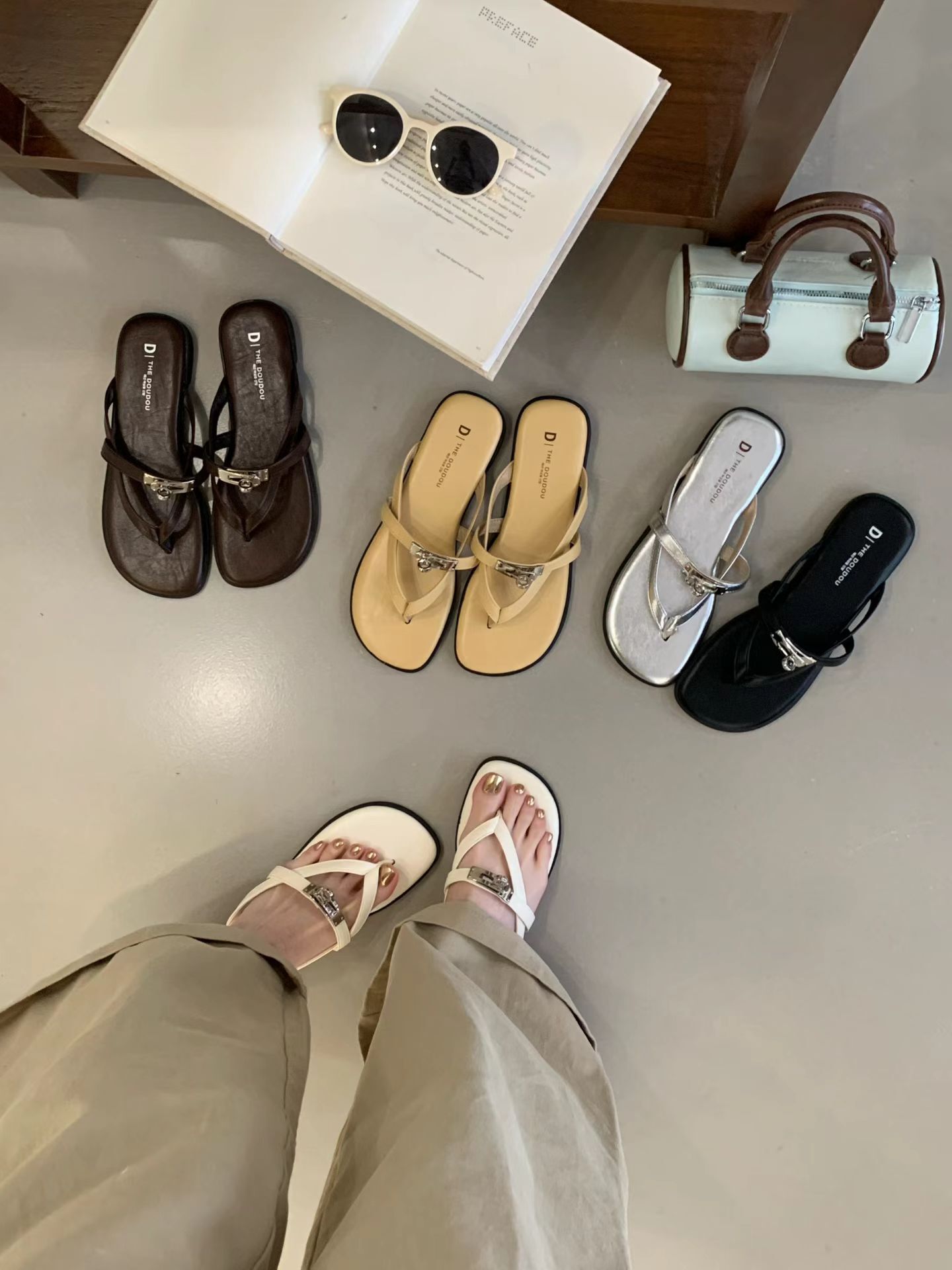 金屬鎖扣夾腳涼鞋