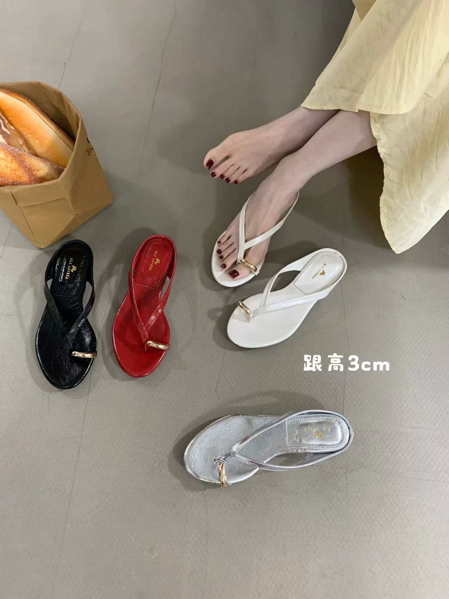 輕奢金扣微增高涼鞋