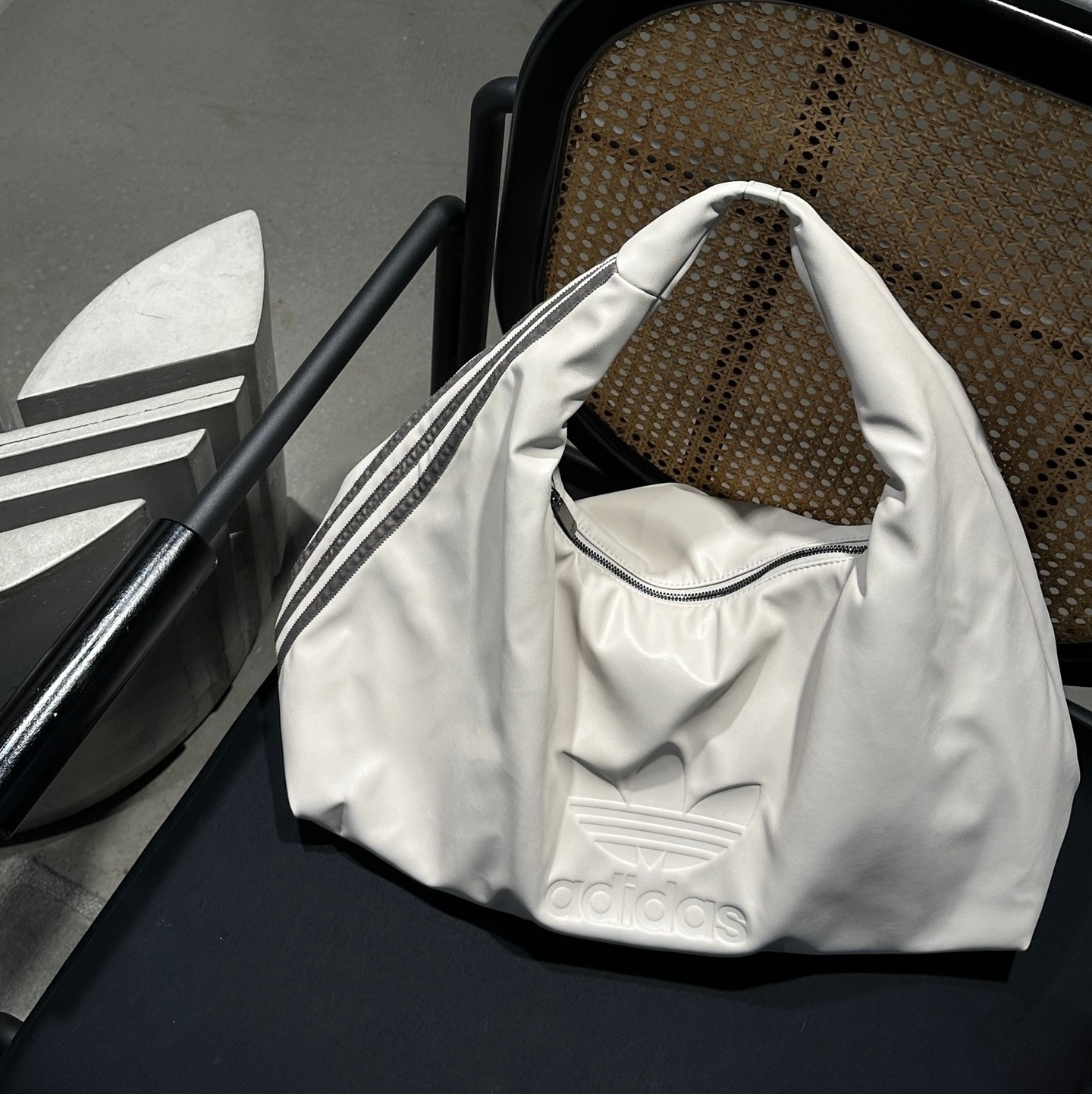 ADIDAS 皮革 單肩大雲朵包 (2色 / 限時預訂)