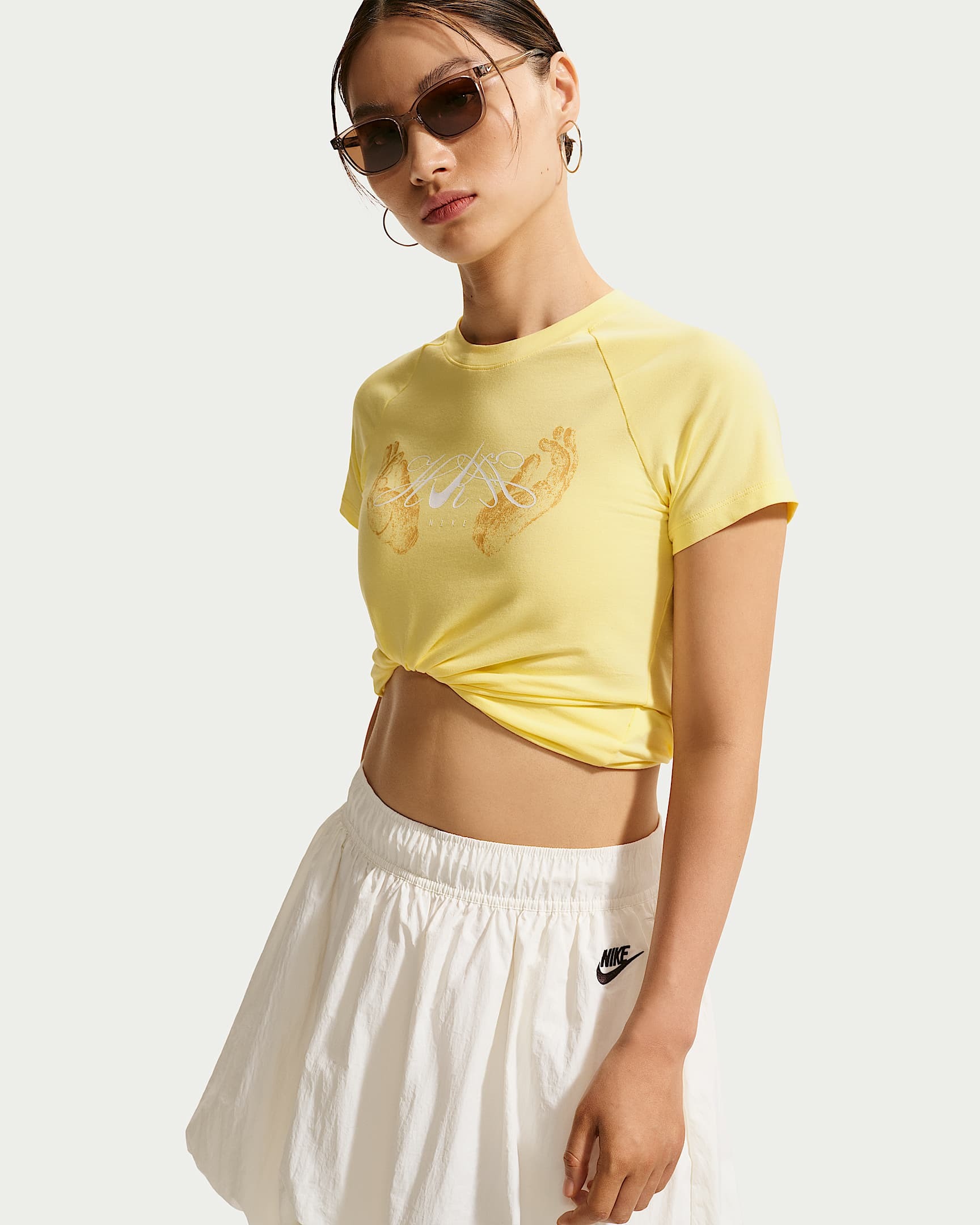 女款 NIKE X HKH 黃色 黑色 許光漢 聯名款 手 印花 刺繡LOGO 修身 短T【JF5957】NKTF